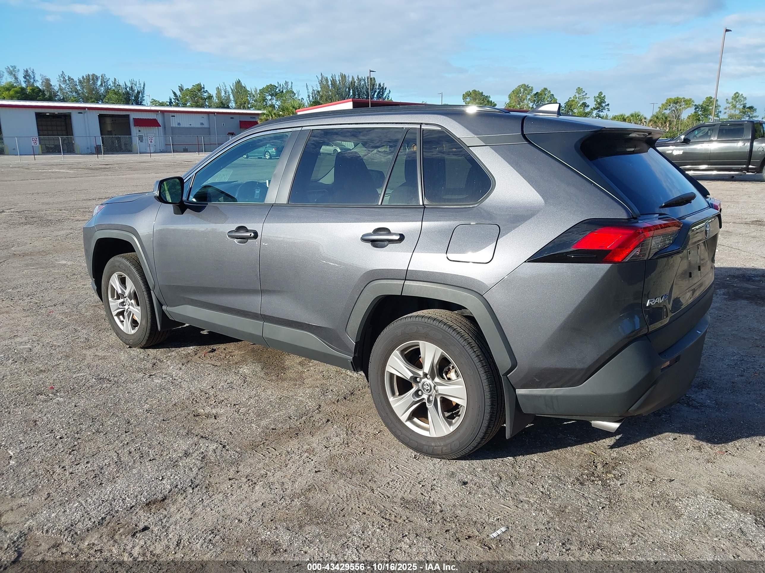 TOYOTA RAV4 image 3