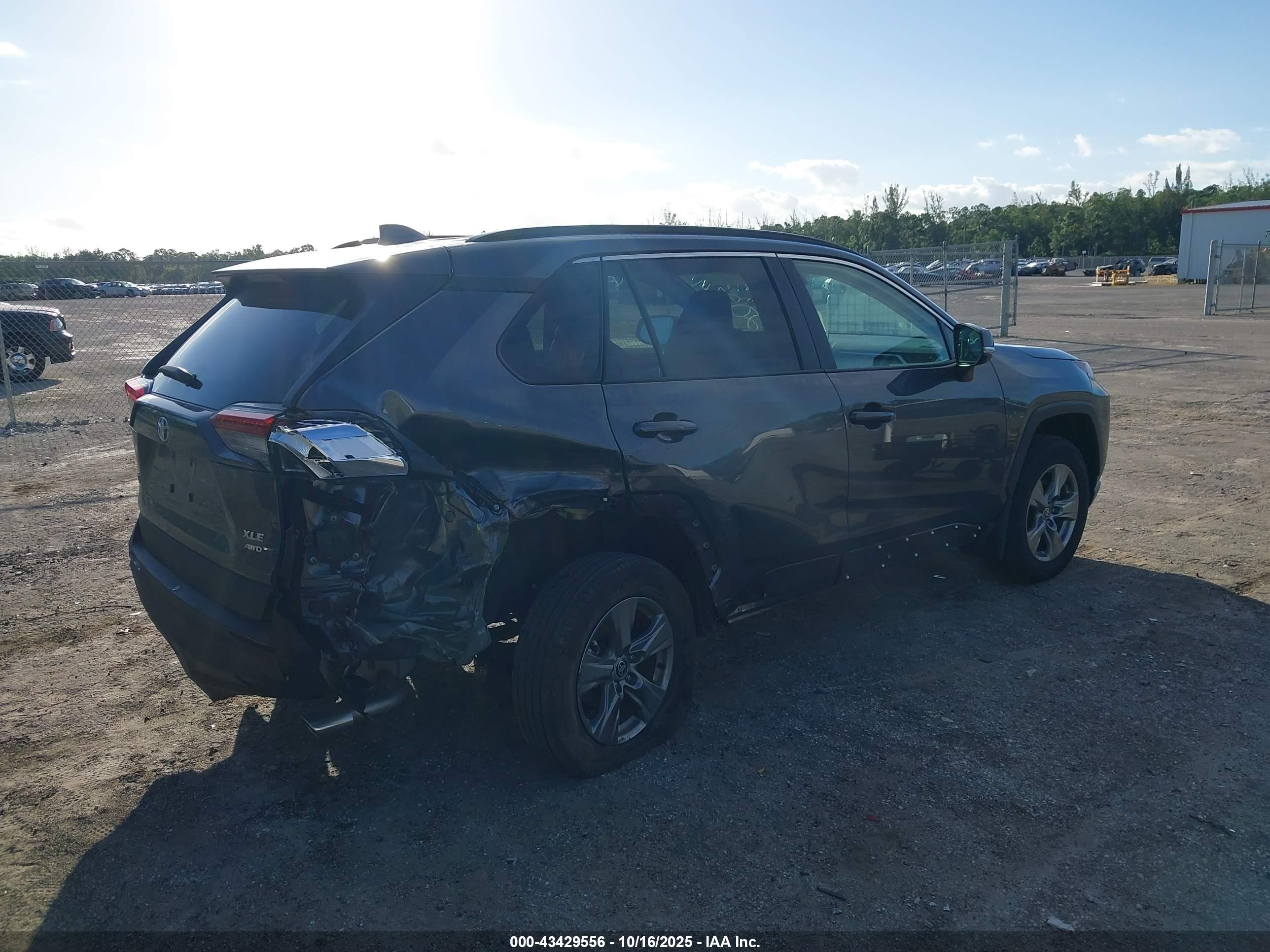 TOYOTA RAV4 image 4