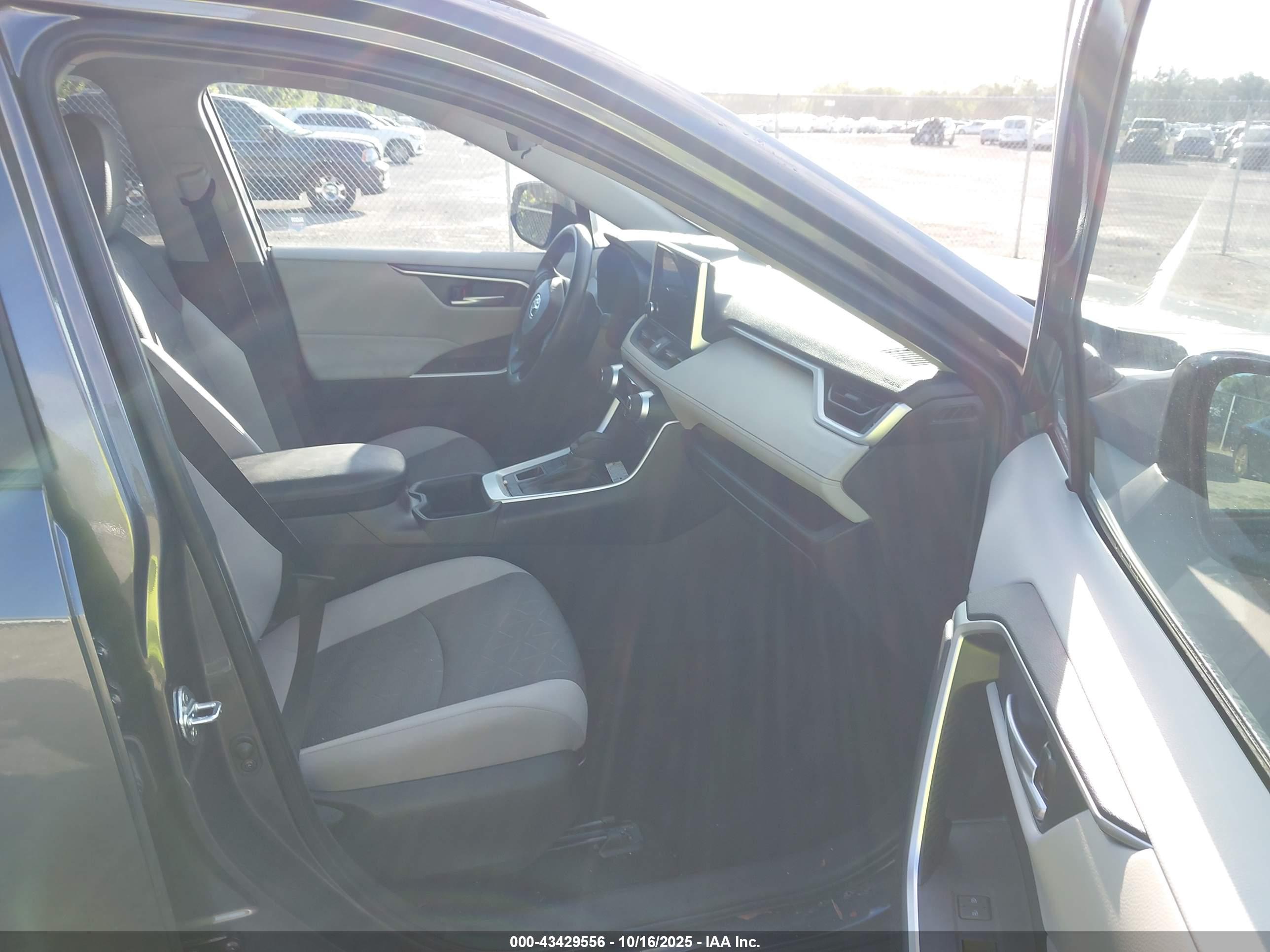 TOYOTA RAV4 image 5