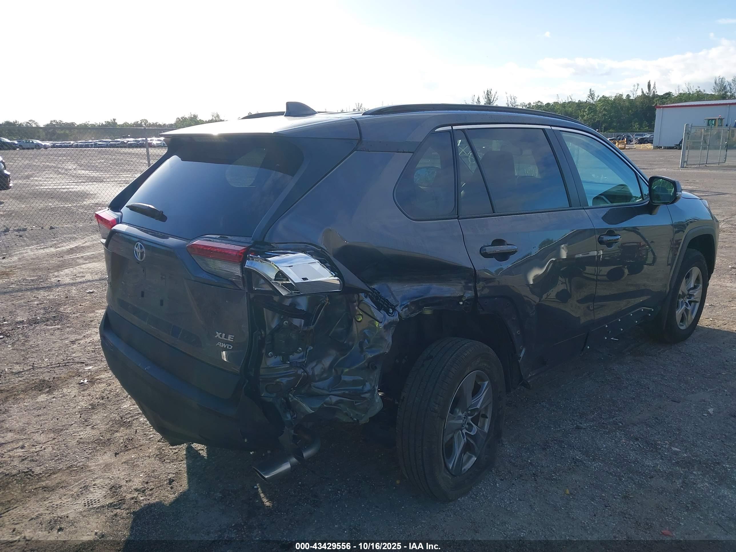 TOYOTA RAV4 image 6
