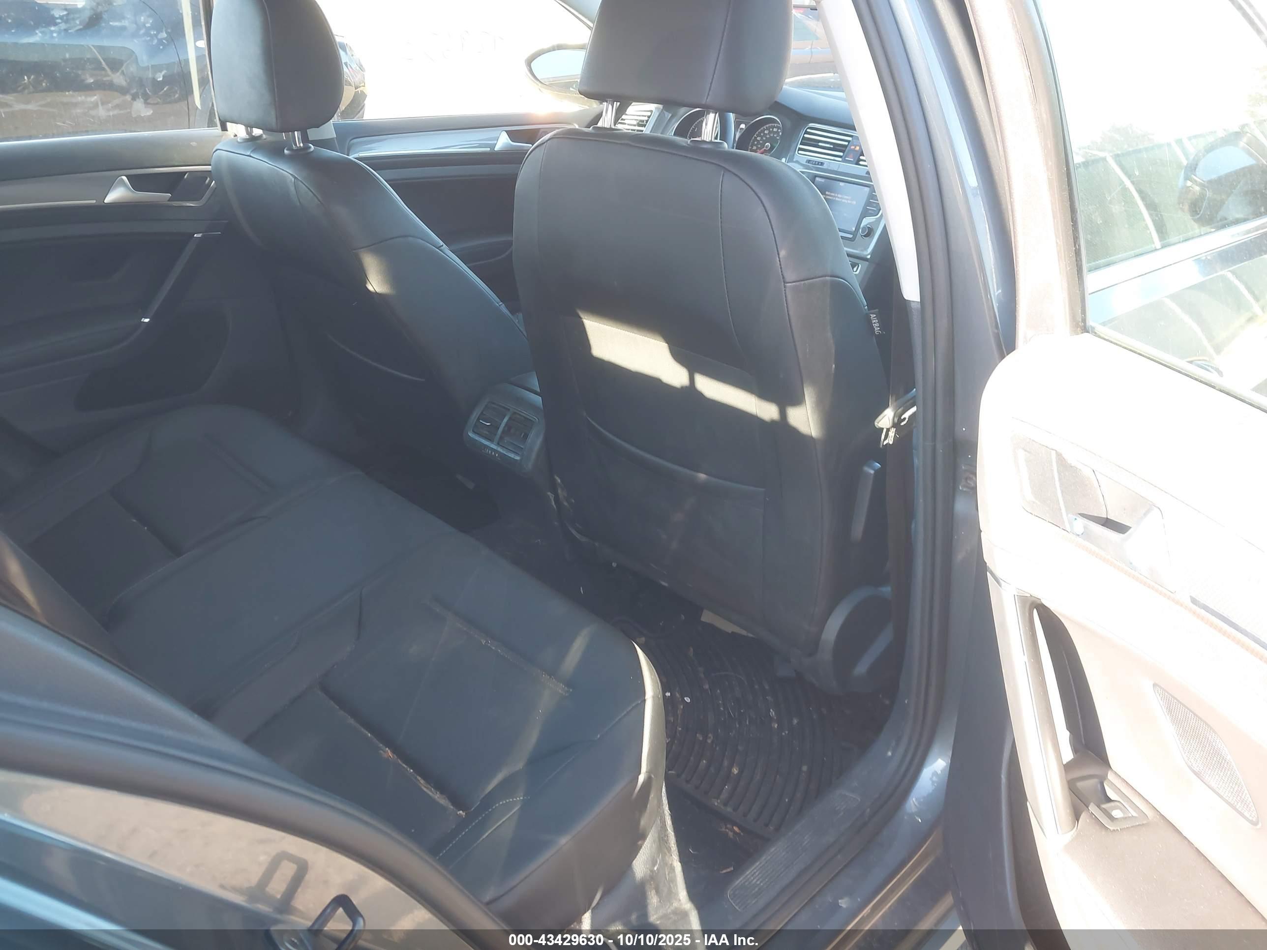 VOLKSWAGEN GOLF image 8