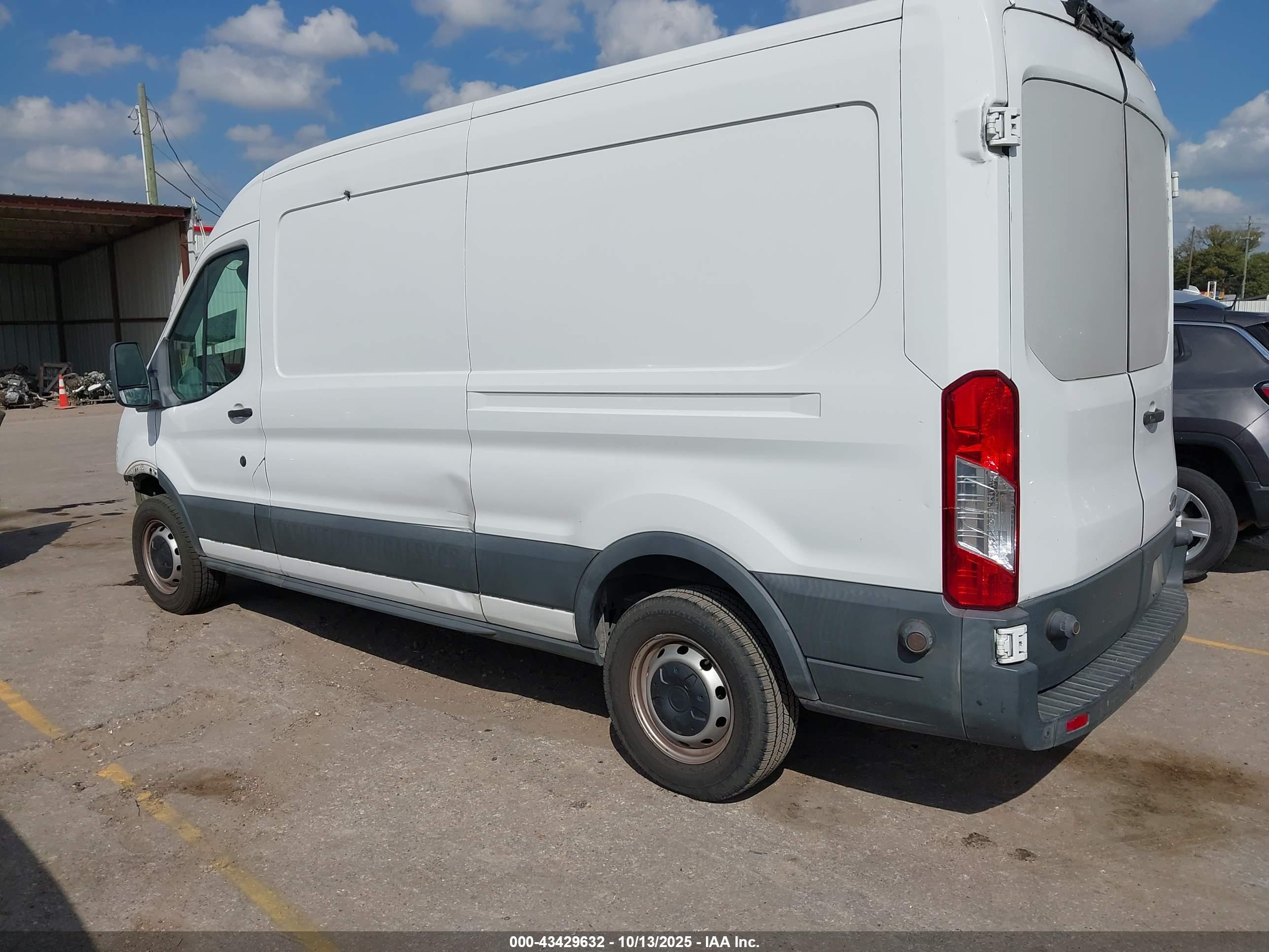 FORD TRANSIT-250 image 3