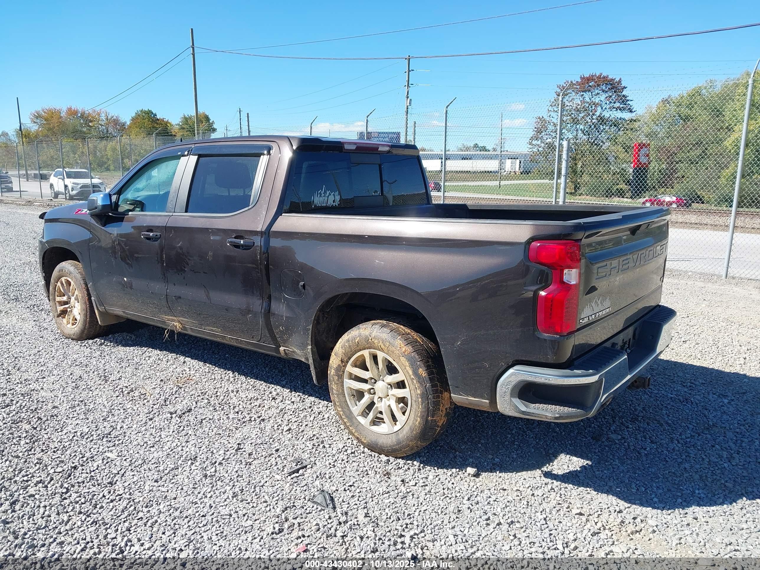 CHEVROLET SILVERADO image 3