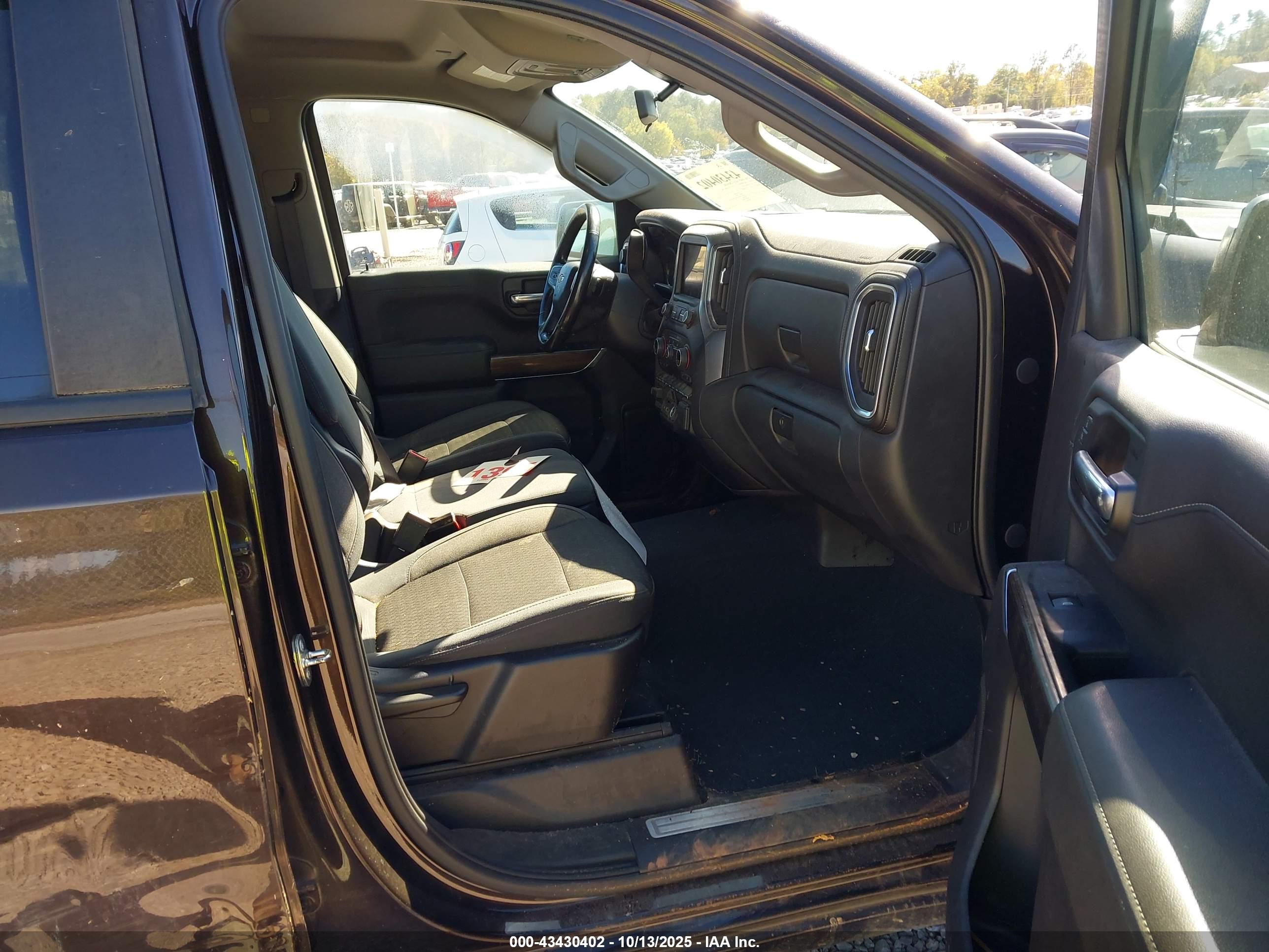 CHEVROLET SILVERADO image 5
