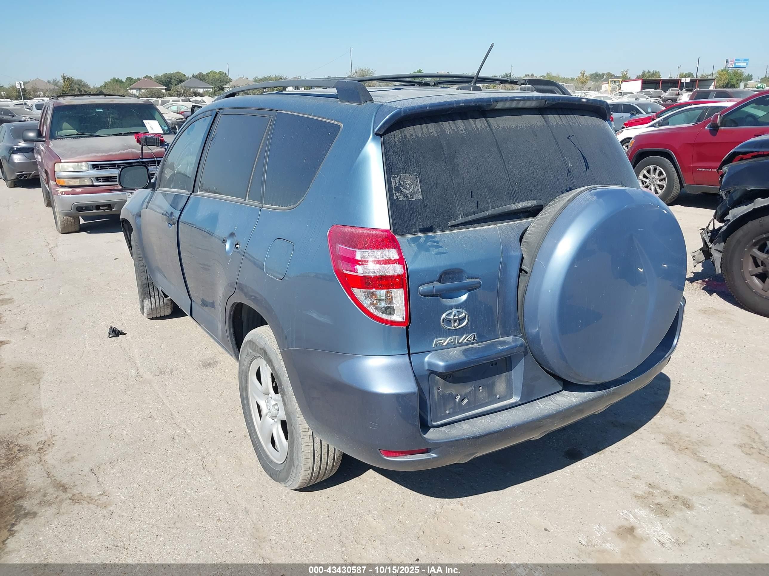 TOYOTA RAV4 image 3