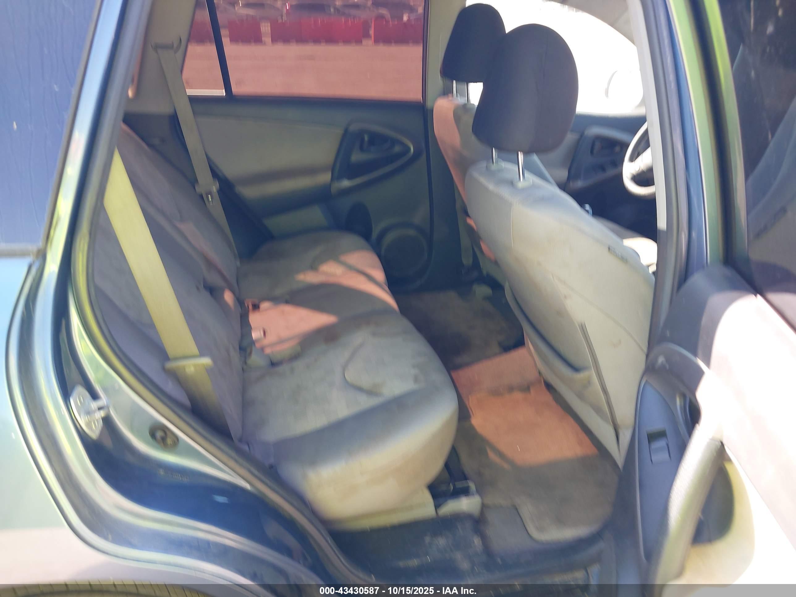 TOYOTA RAV4 image 8