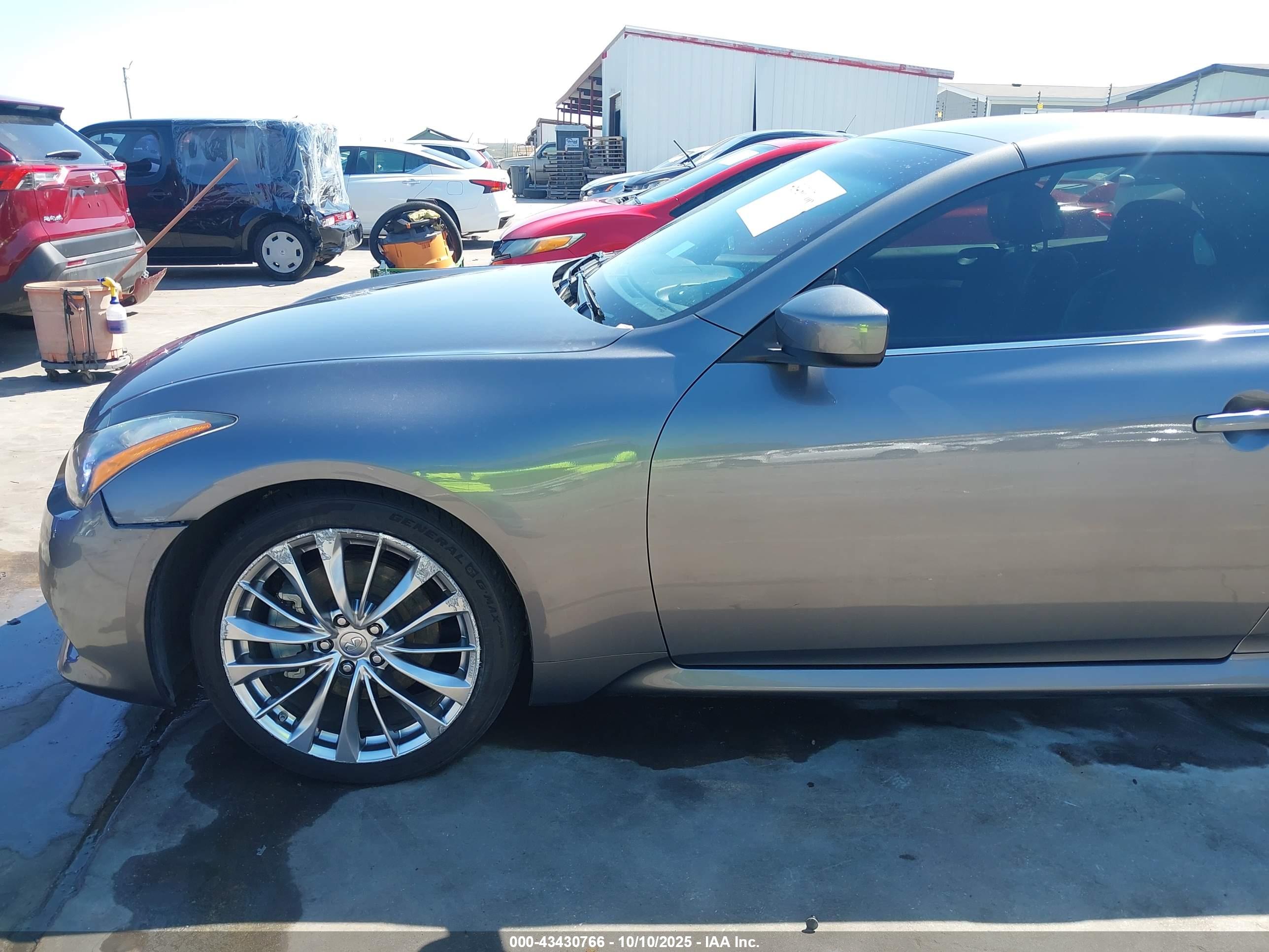 INFINITI G37 image 6