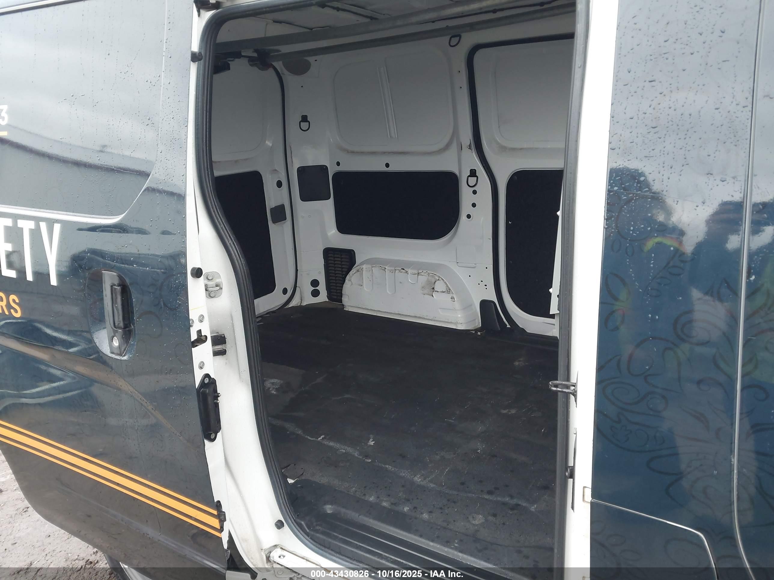 NISSAN NV200 image 8