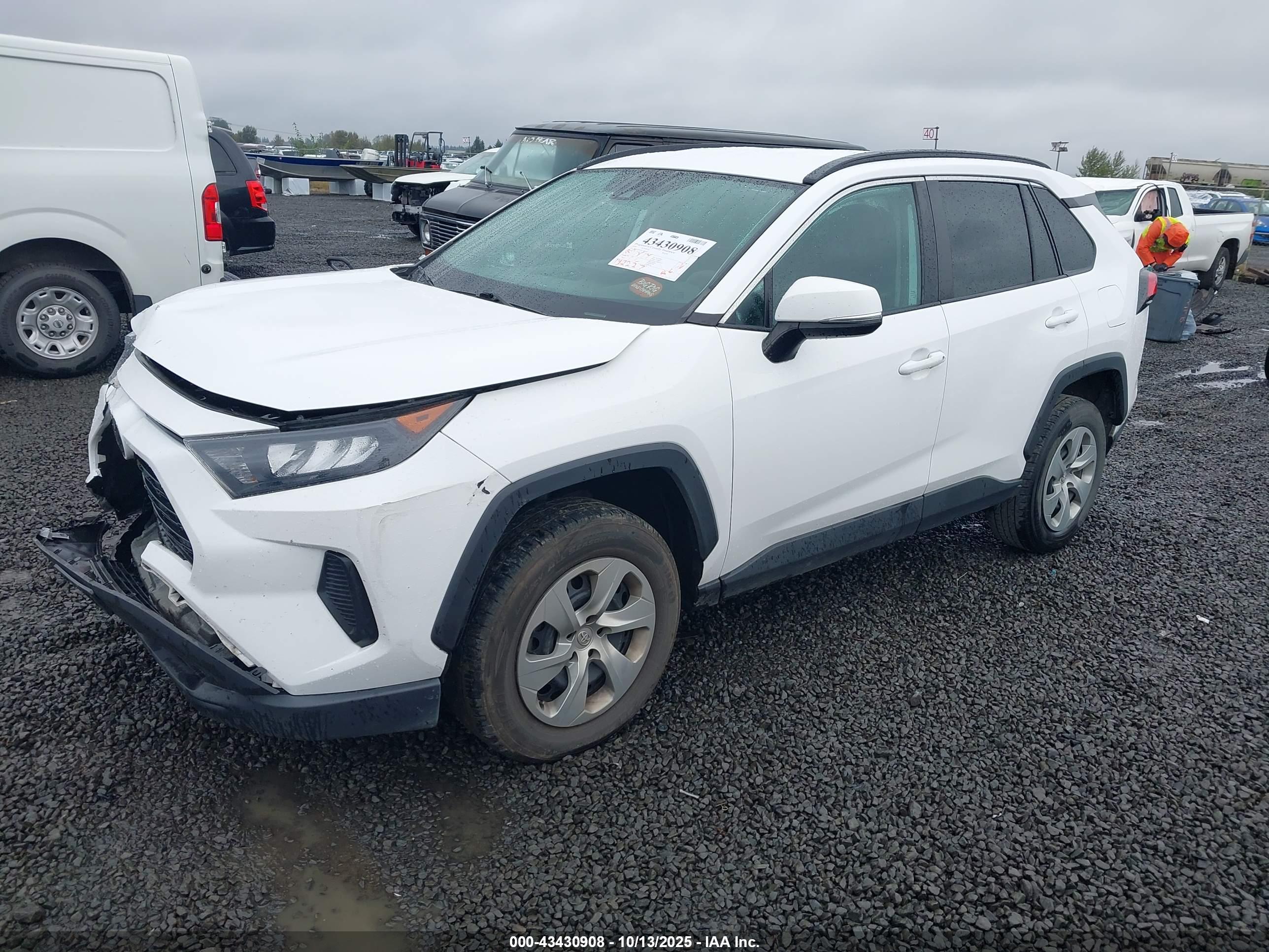 TOYOTA RAV4 image 2