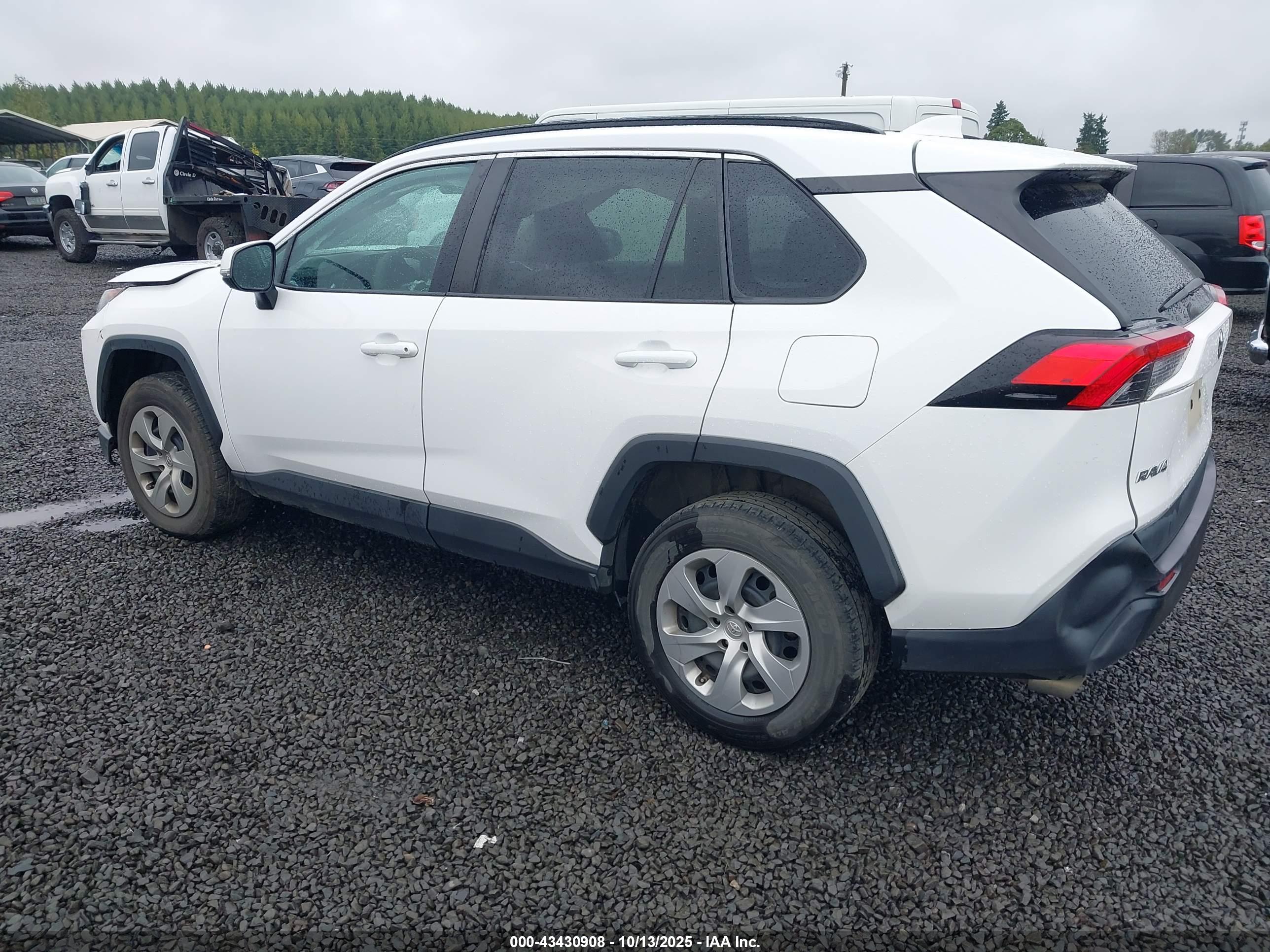 TOYOTA RAV4 image 3