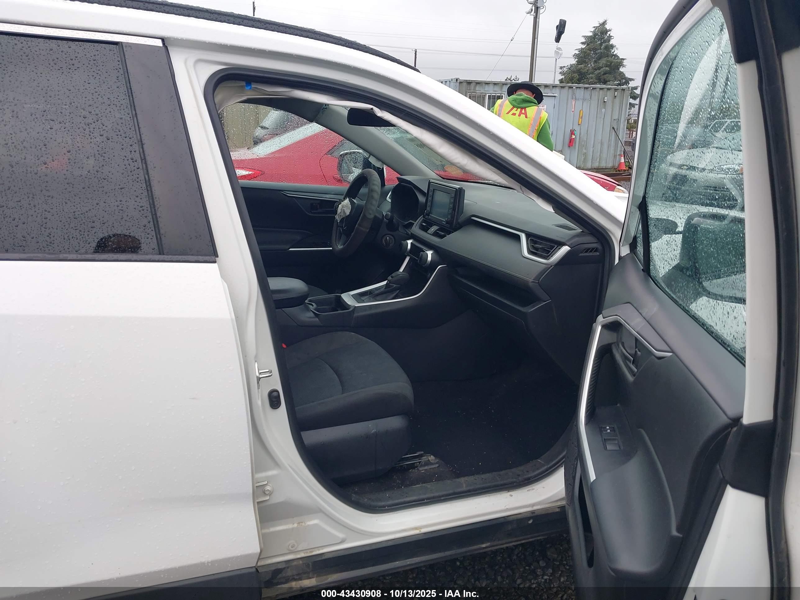 TOYOTA RAV4 image 5