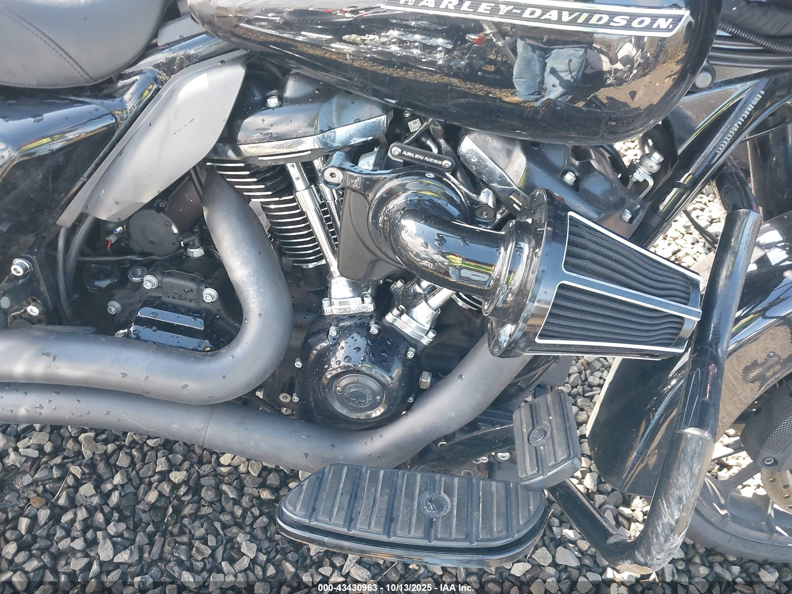 HARLEY-DAVIDSON FLHXS image 8