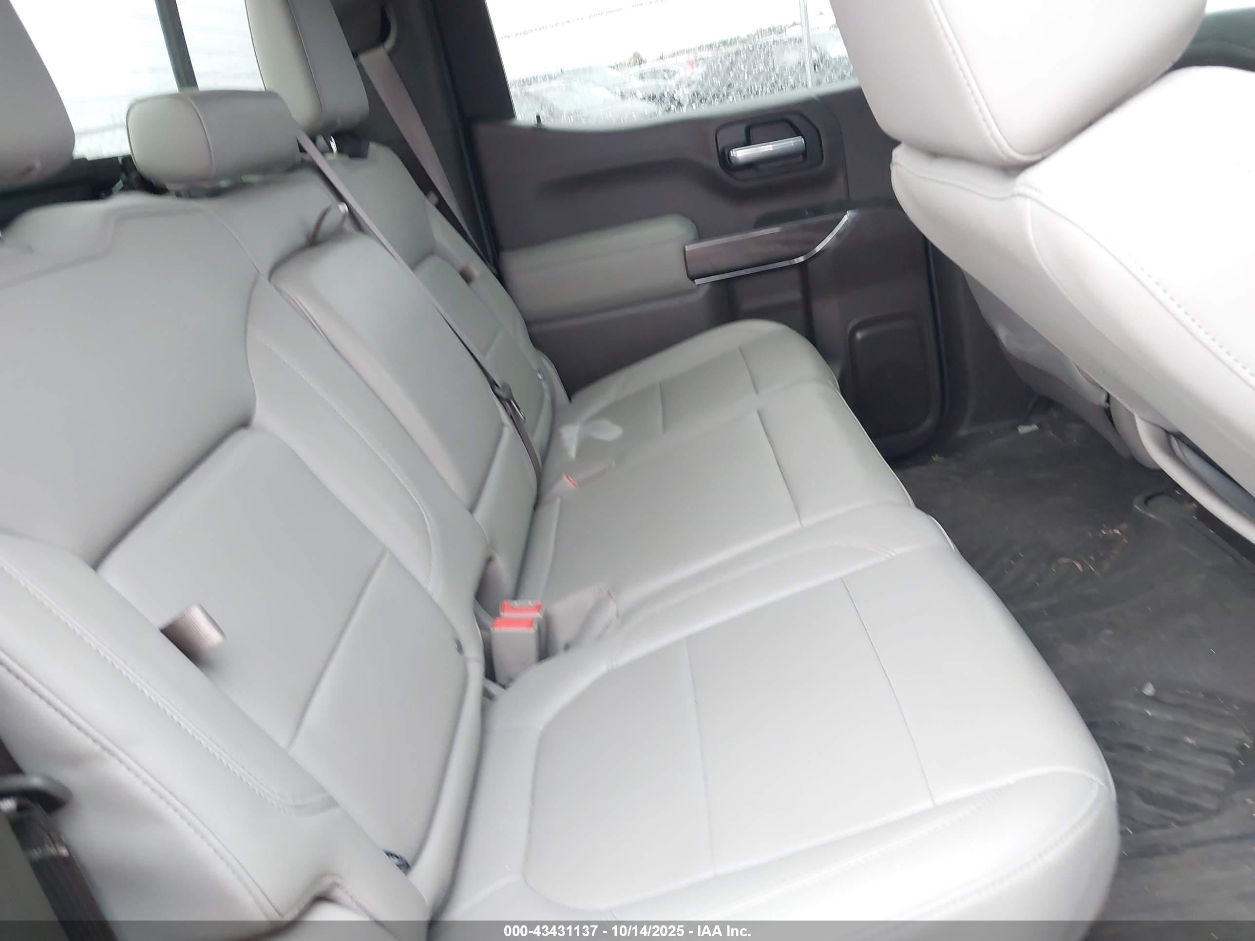 CHEVROLET SILVERADO image 8