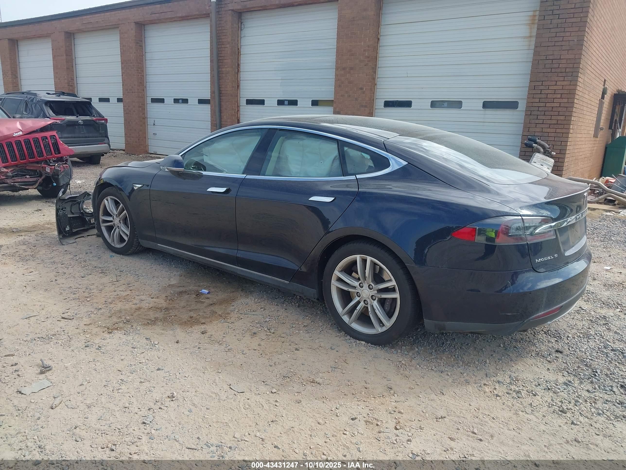 TESLA MODEL image 3