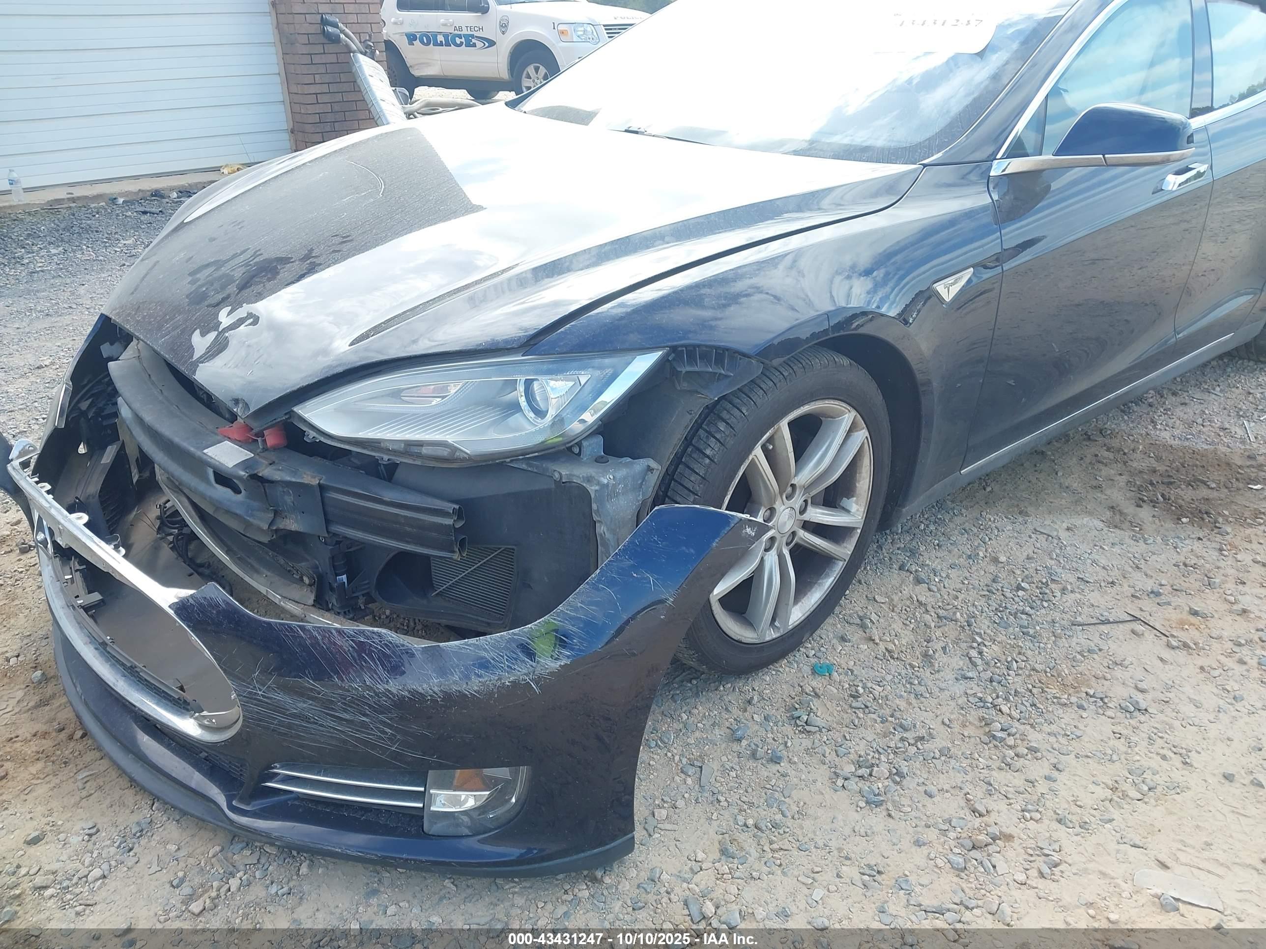 TESLA MODEL image 6