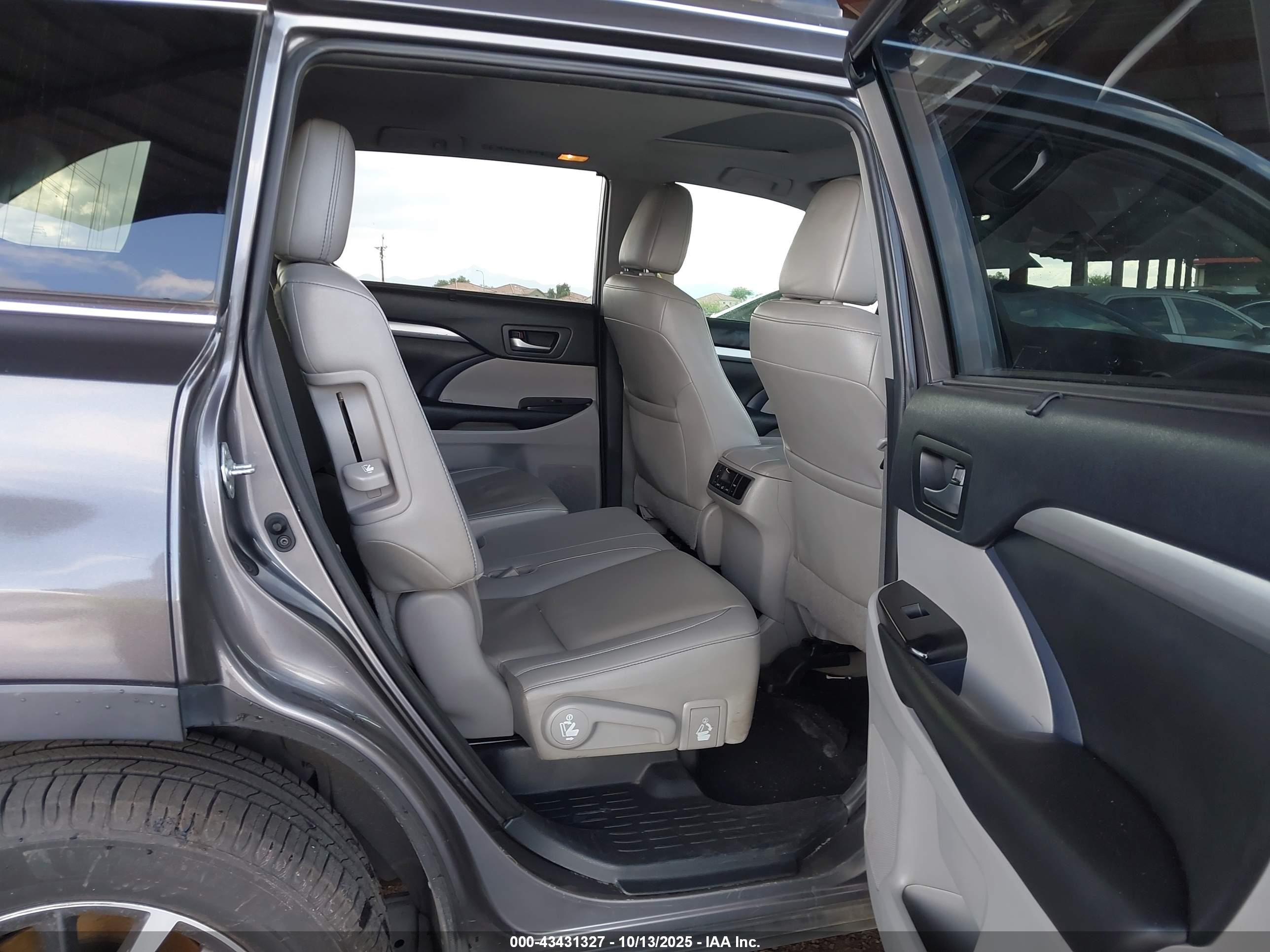 TOYOTA HIGHLANDER image 8