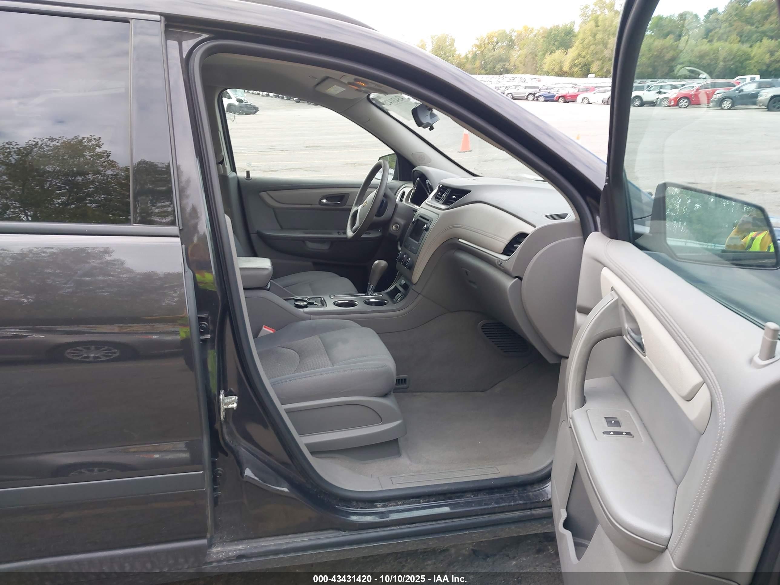 CHEVROLET TRAVERSE image 5