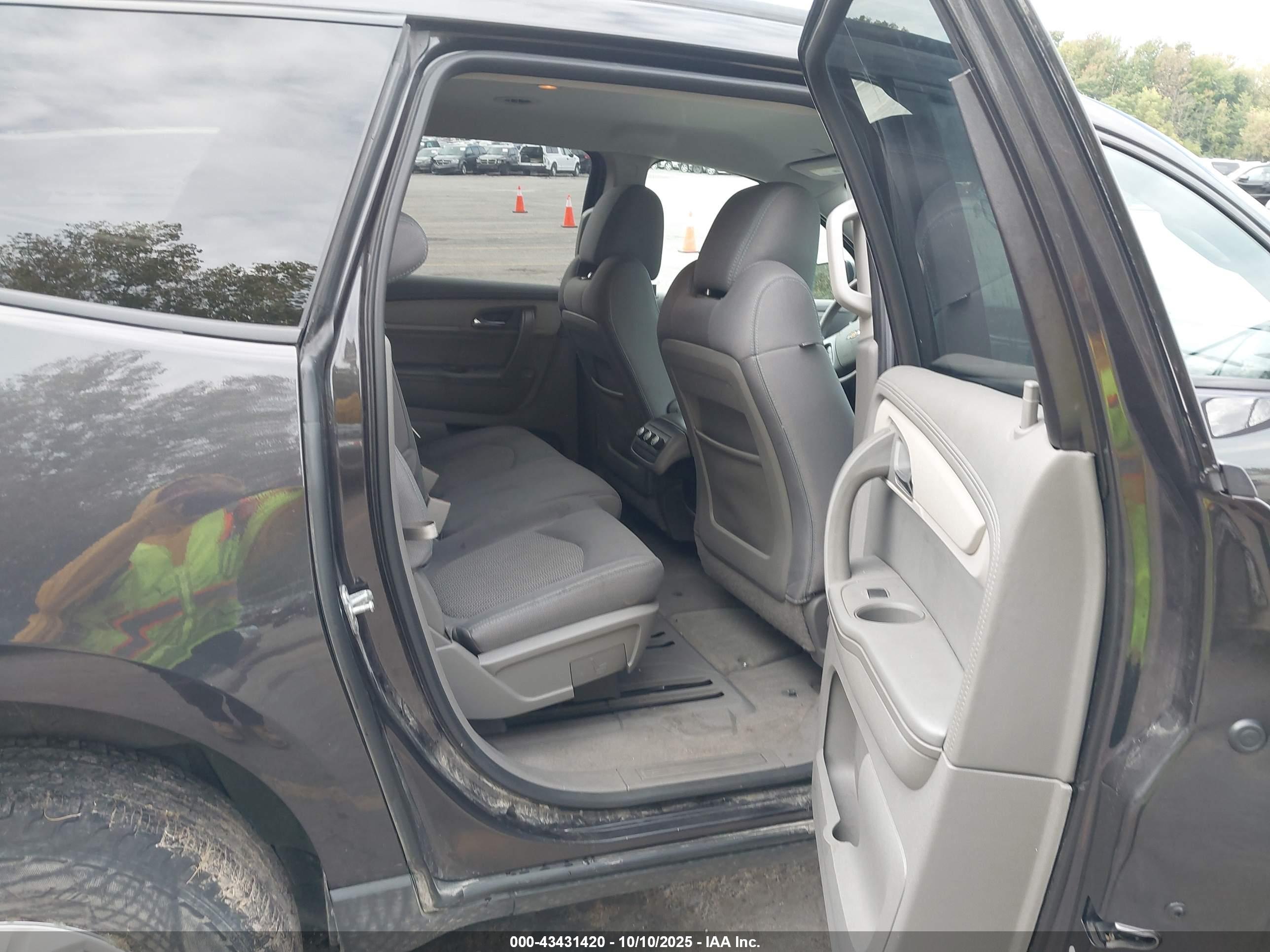 CHEVROLET TRAVERSE image 8