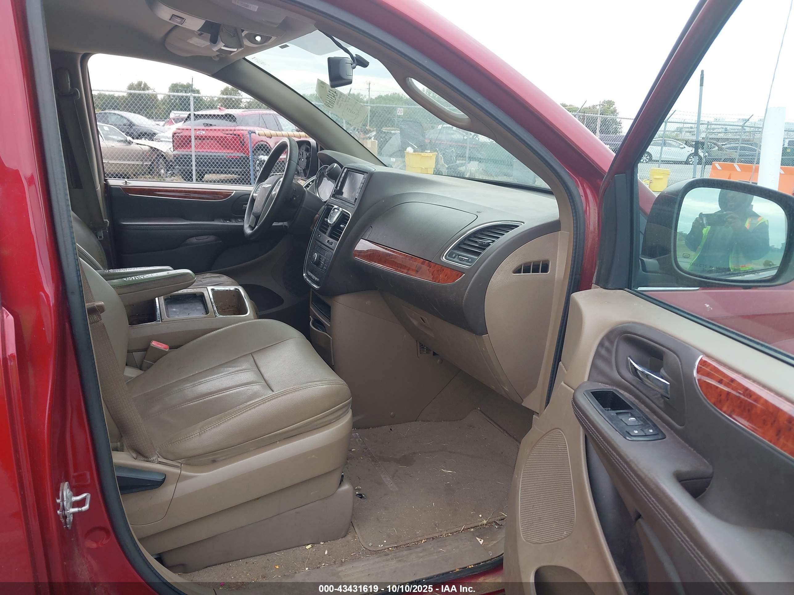 CHRYSLER TOWN image 5