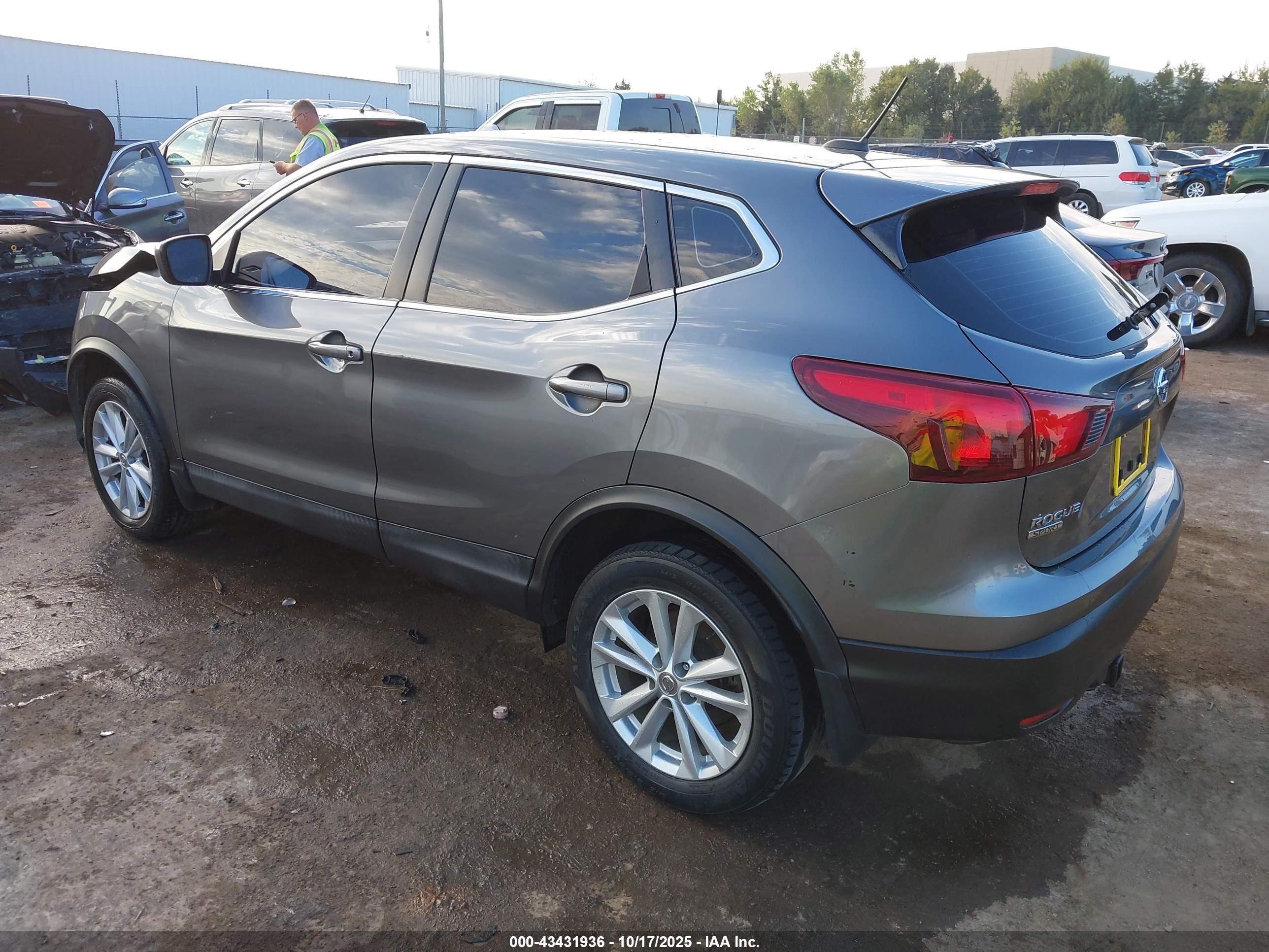 NISSAN ROGUE image 3