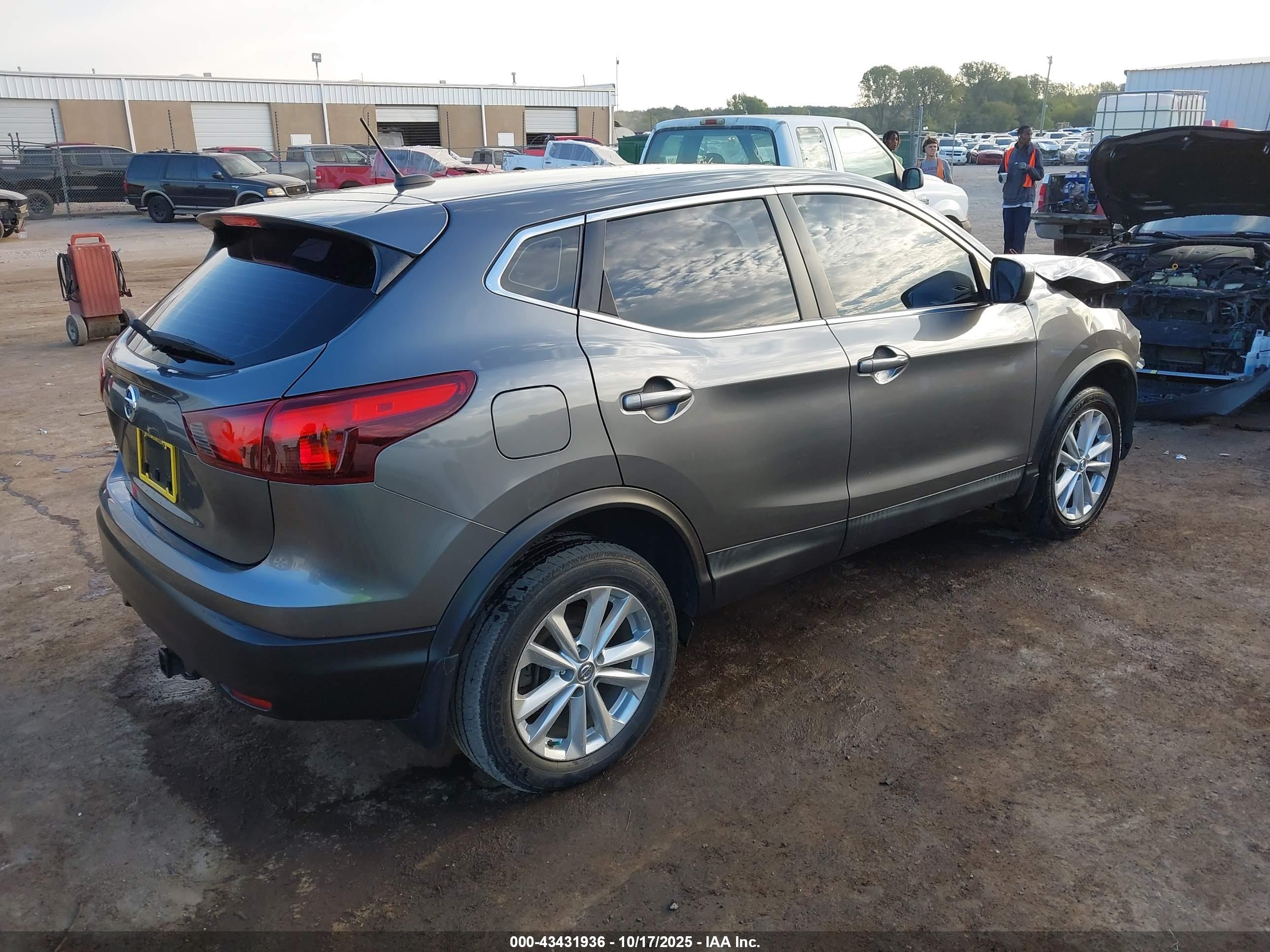 NISSAN ROGUE image 4
