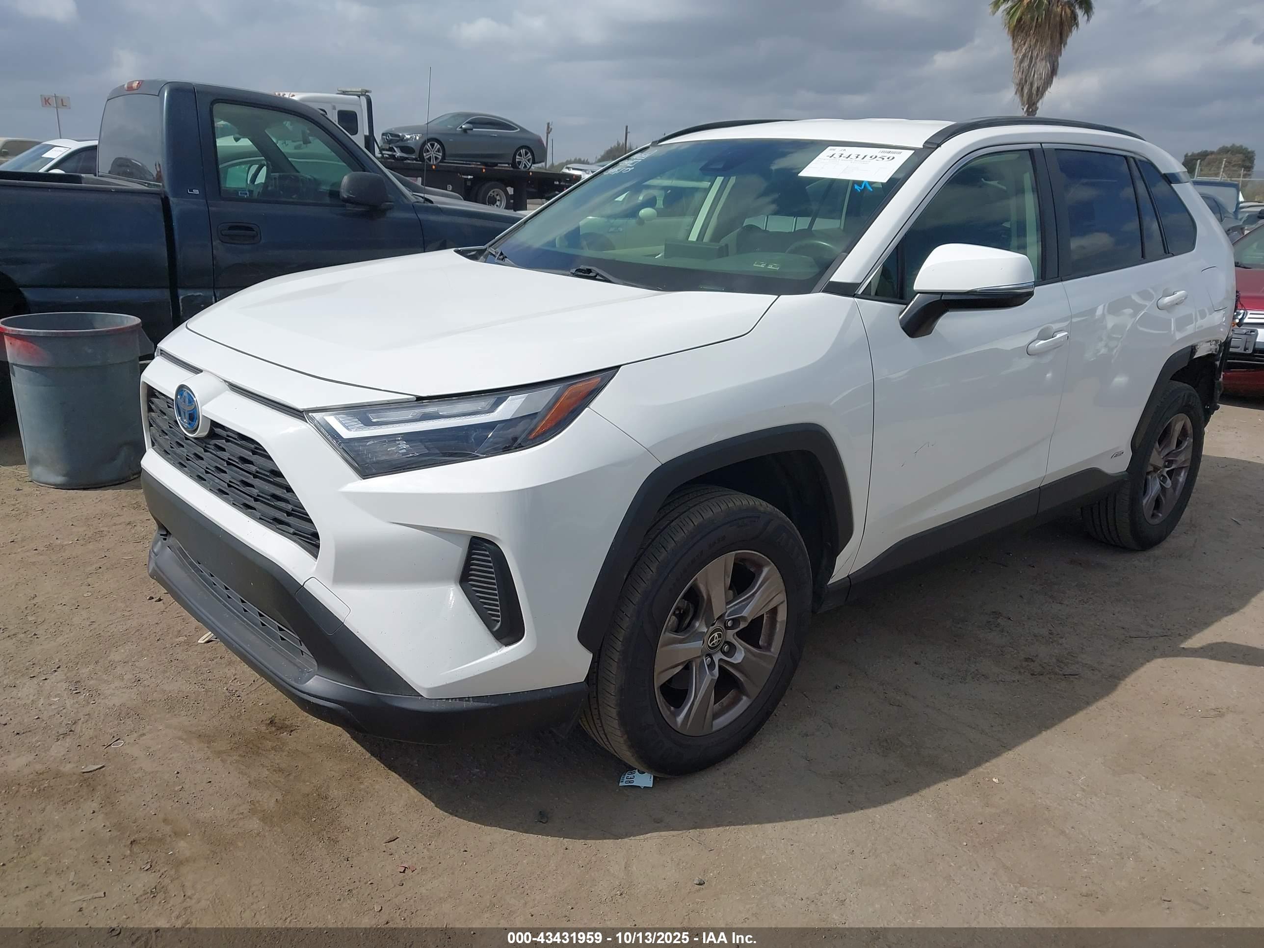 TOYOTA RAV4 image 2