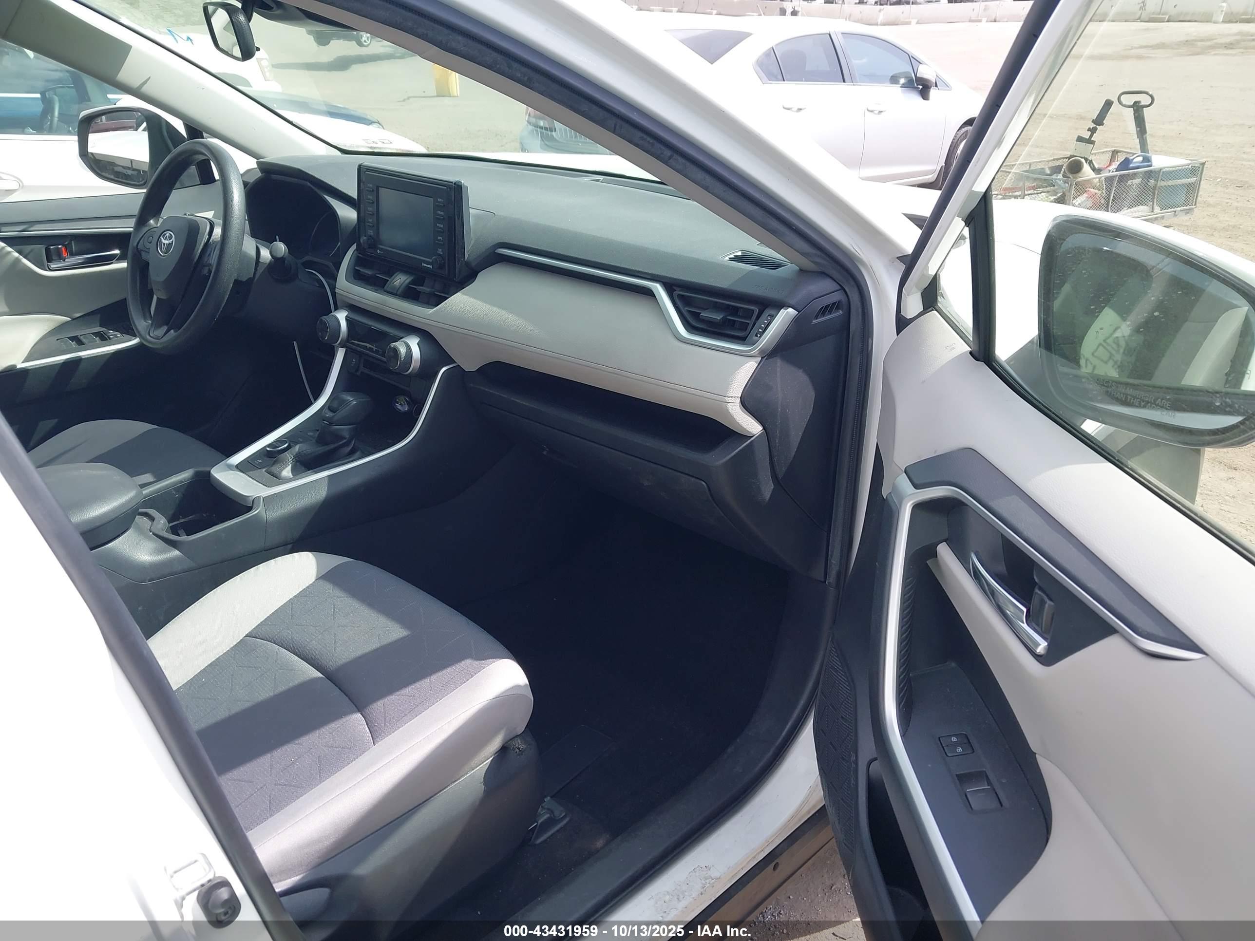 TOYOTA RAV4 image 5