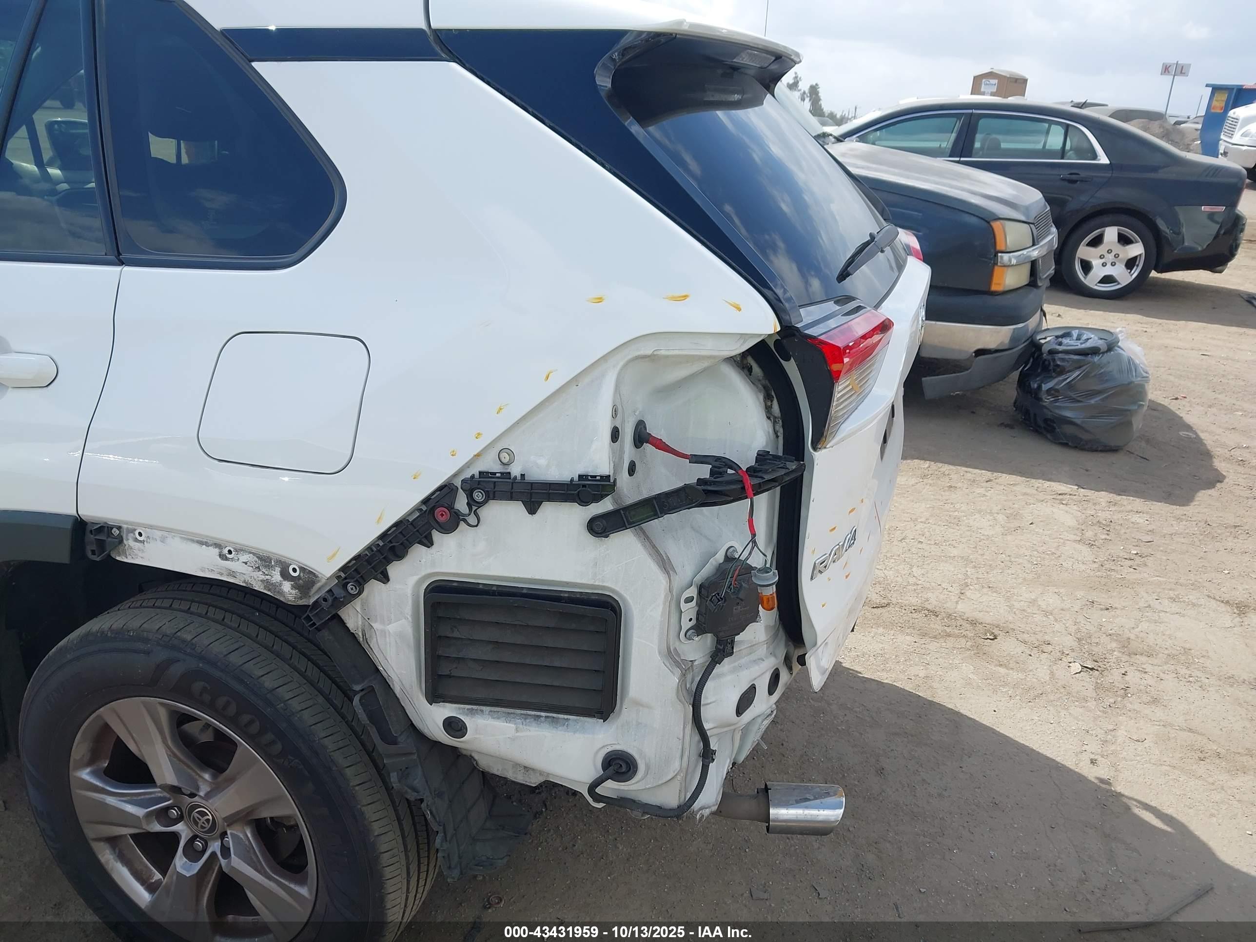 TOYOTA RAV4 image 6