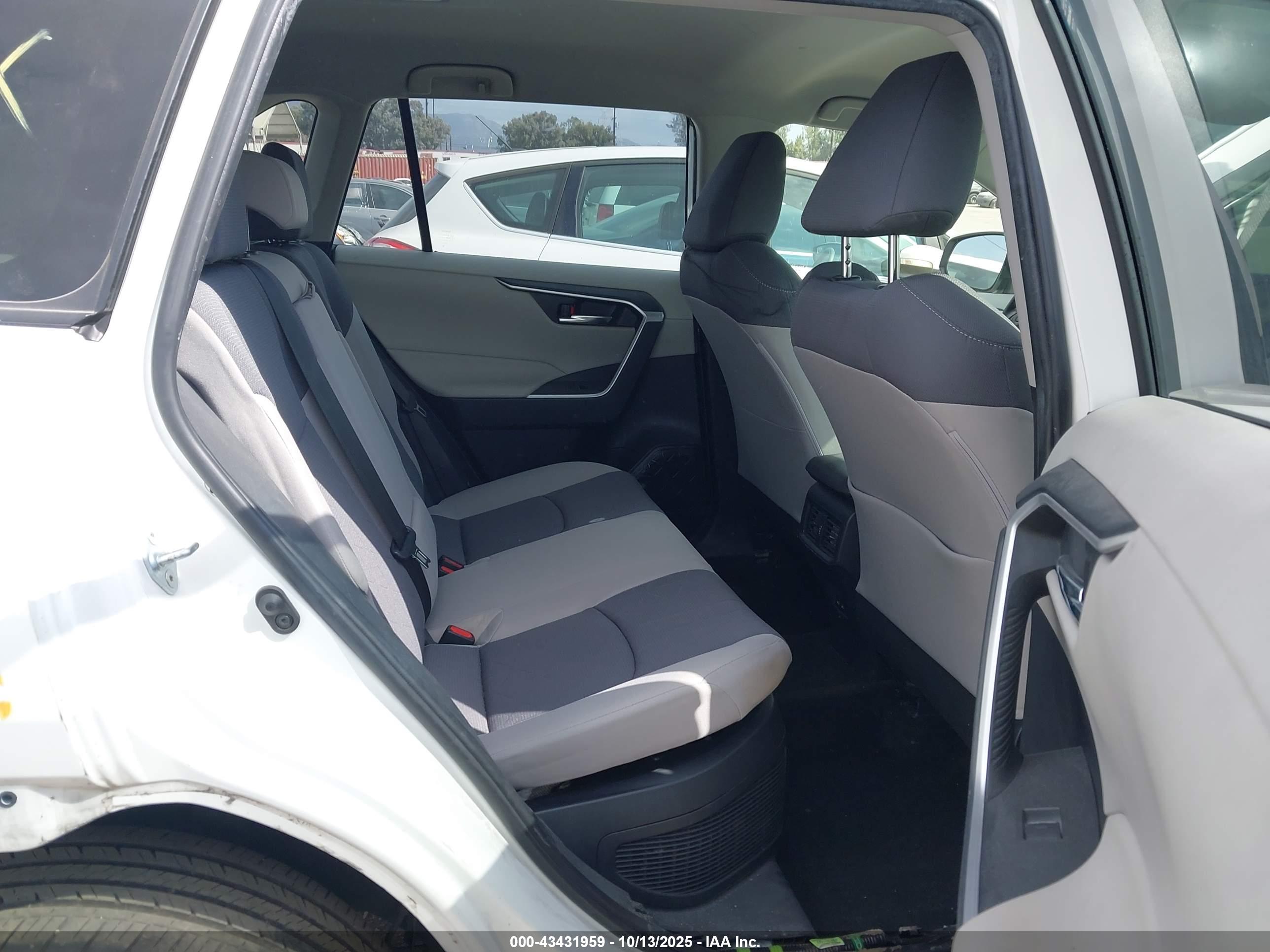 TOYOTA RAV4 image 8