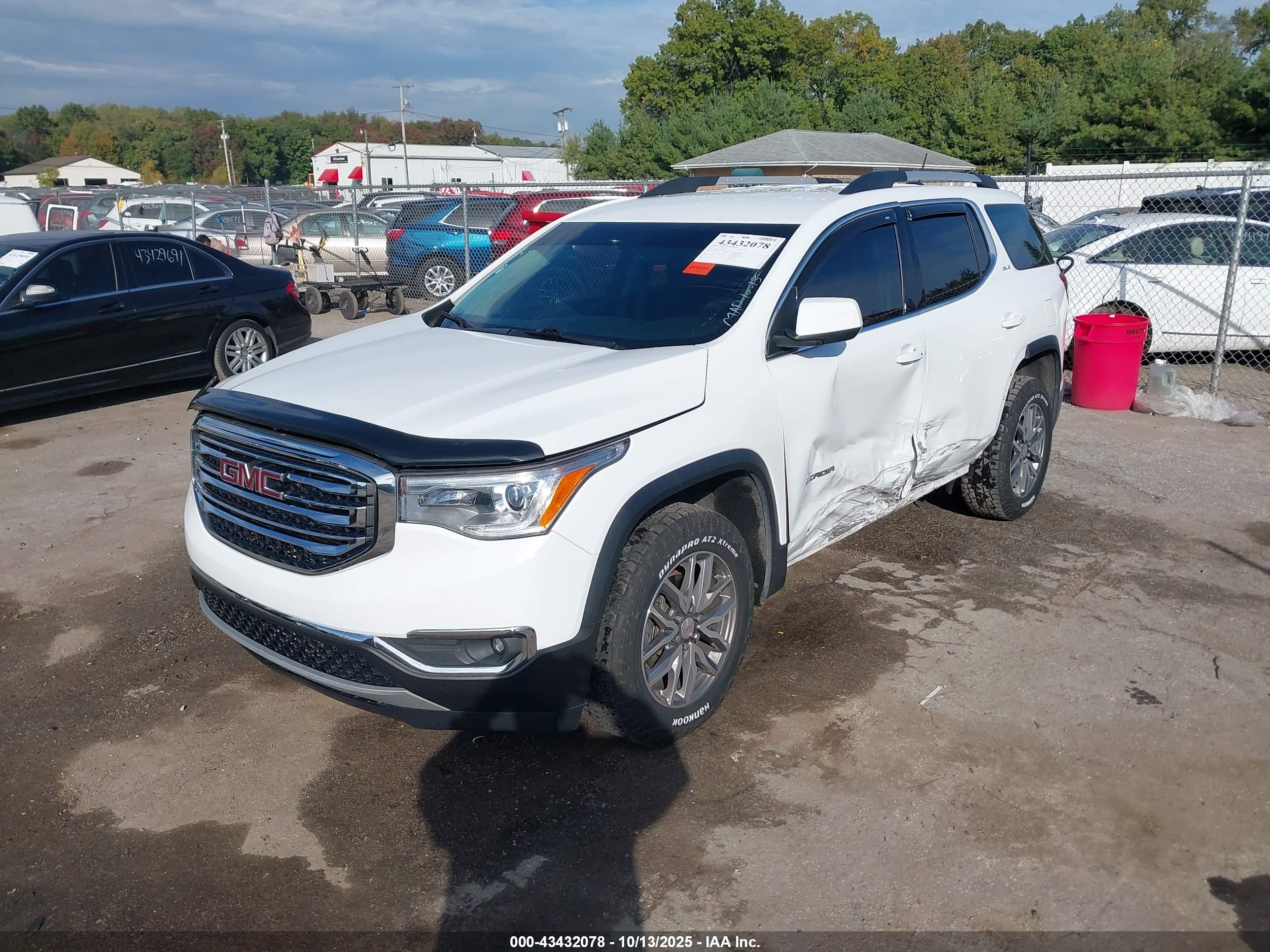 GMC ACADIA image 2