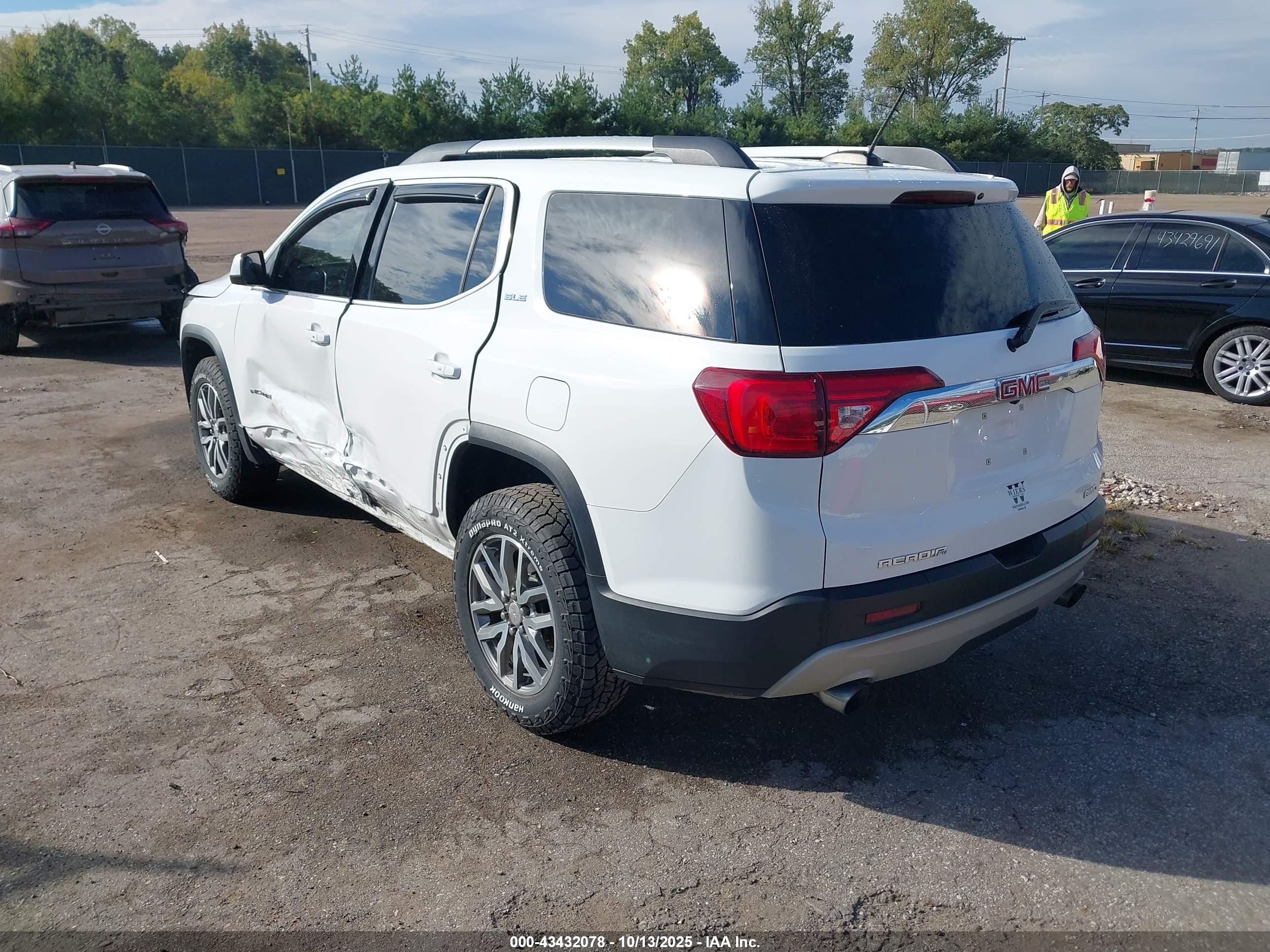 GMC ACADIA image 3