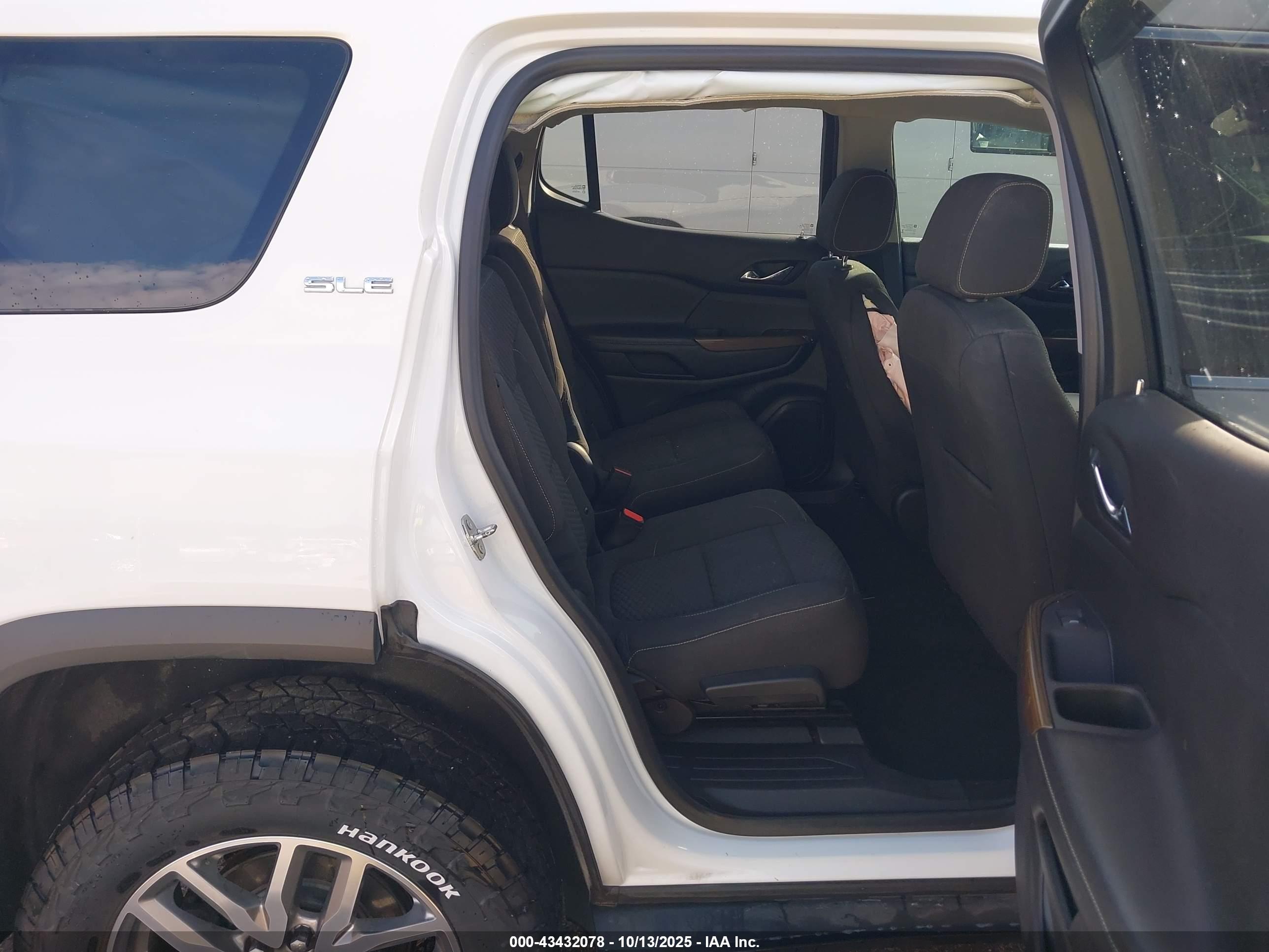GMC ACADIA image 8
