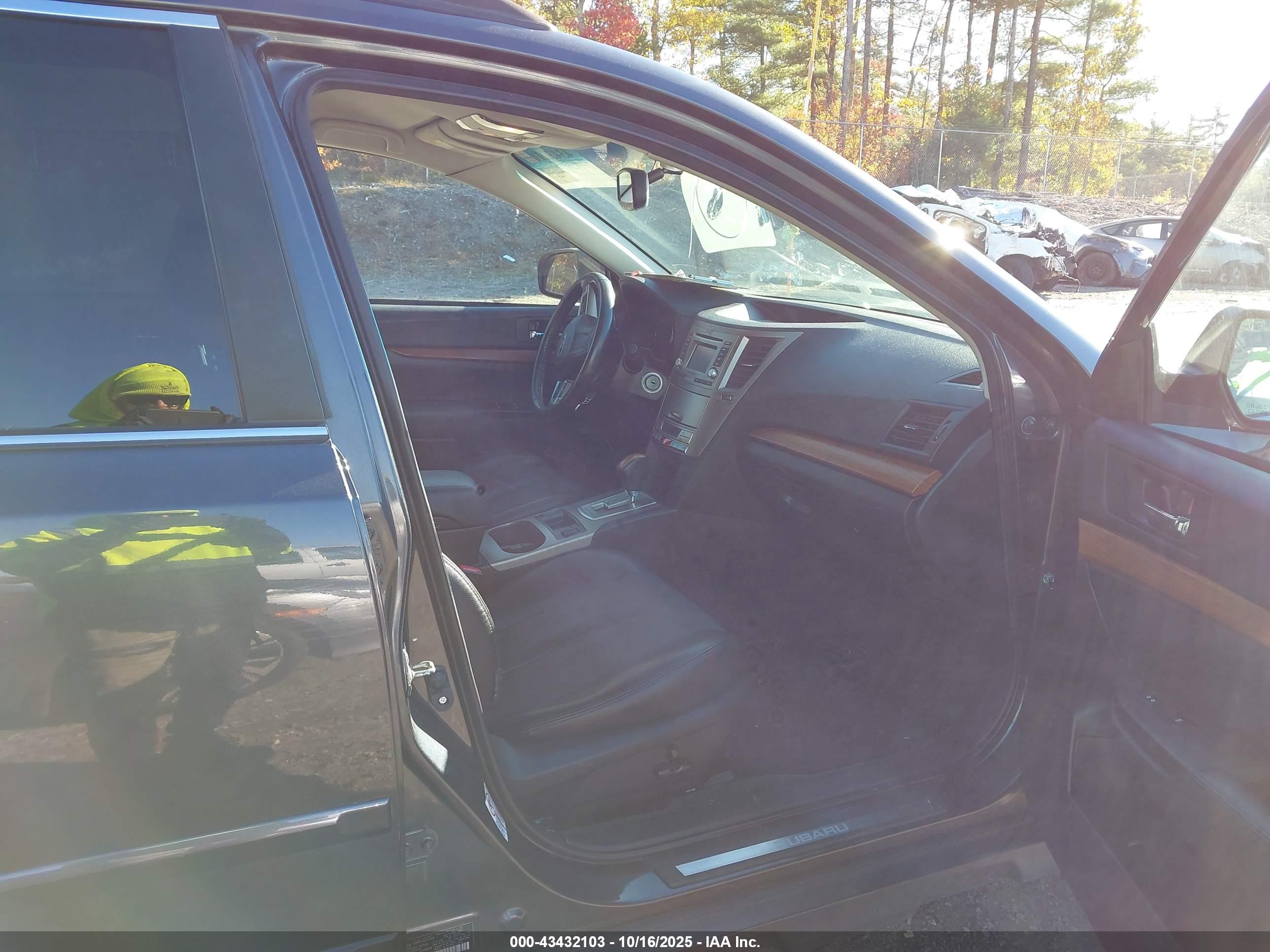 SUBARU OUTBACK image 5