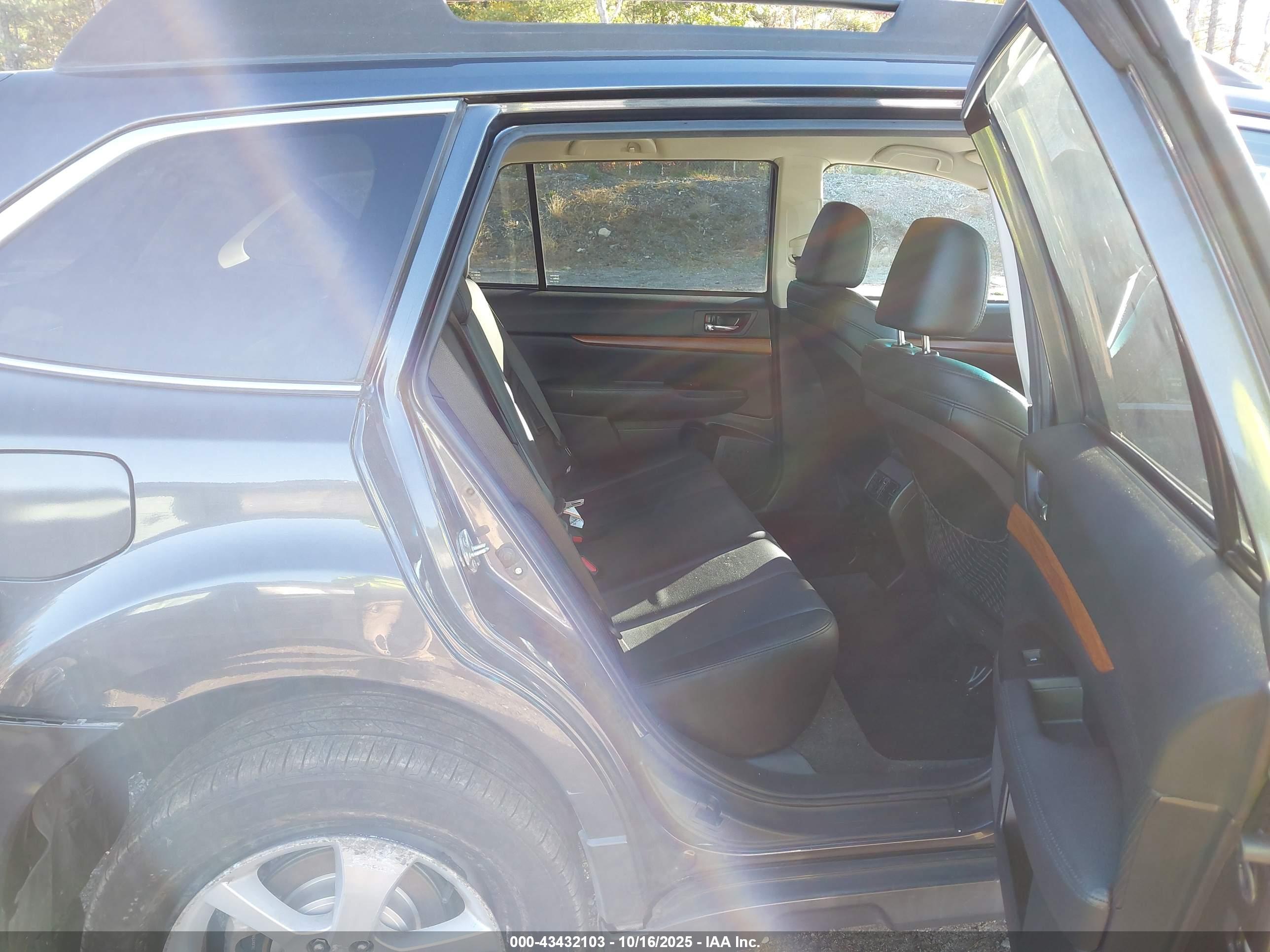 SUBARU OUTBACK image 8