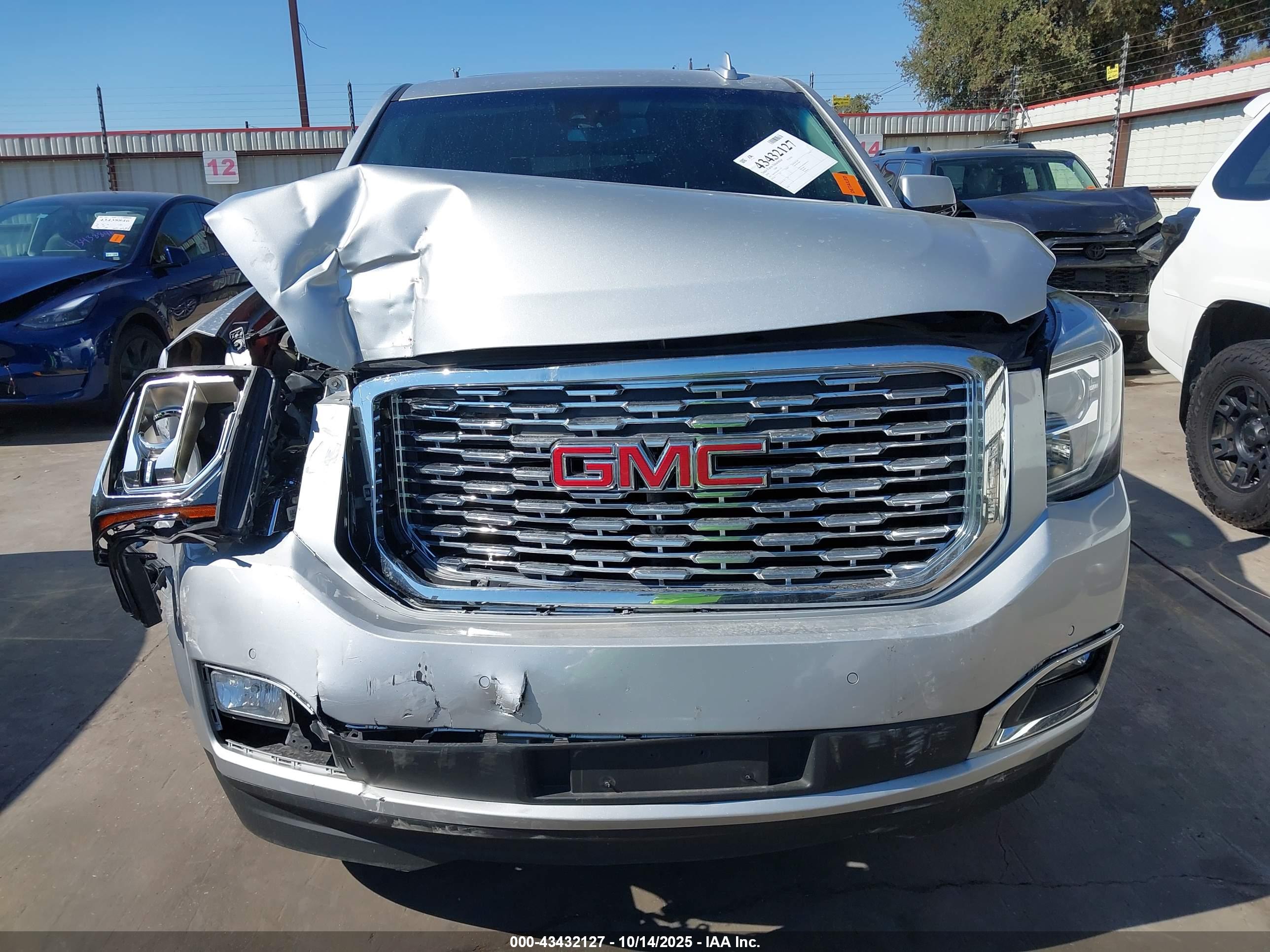 GMC YUKON image 6