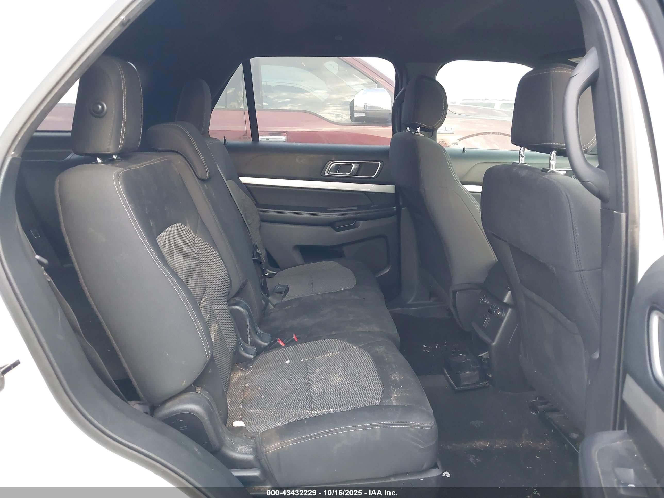 FORD EXPLORER image 8