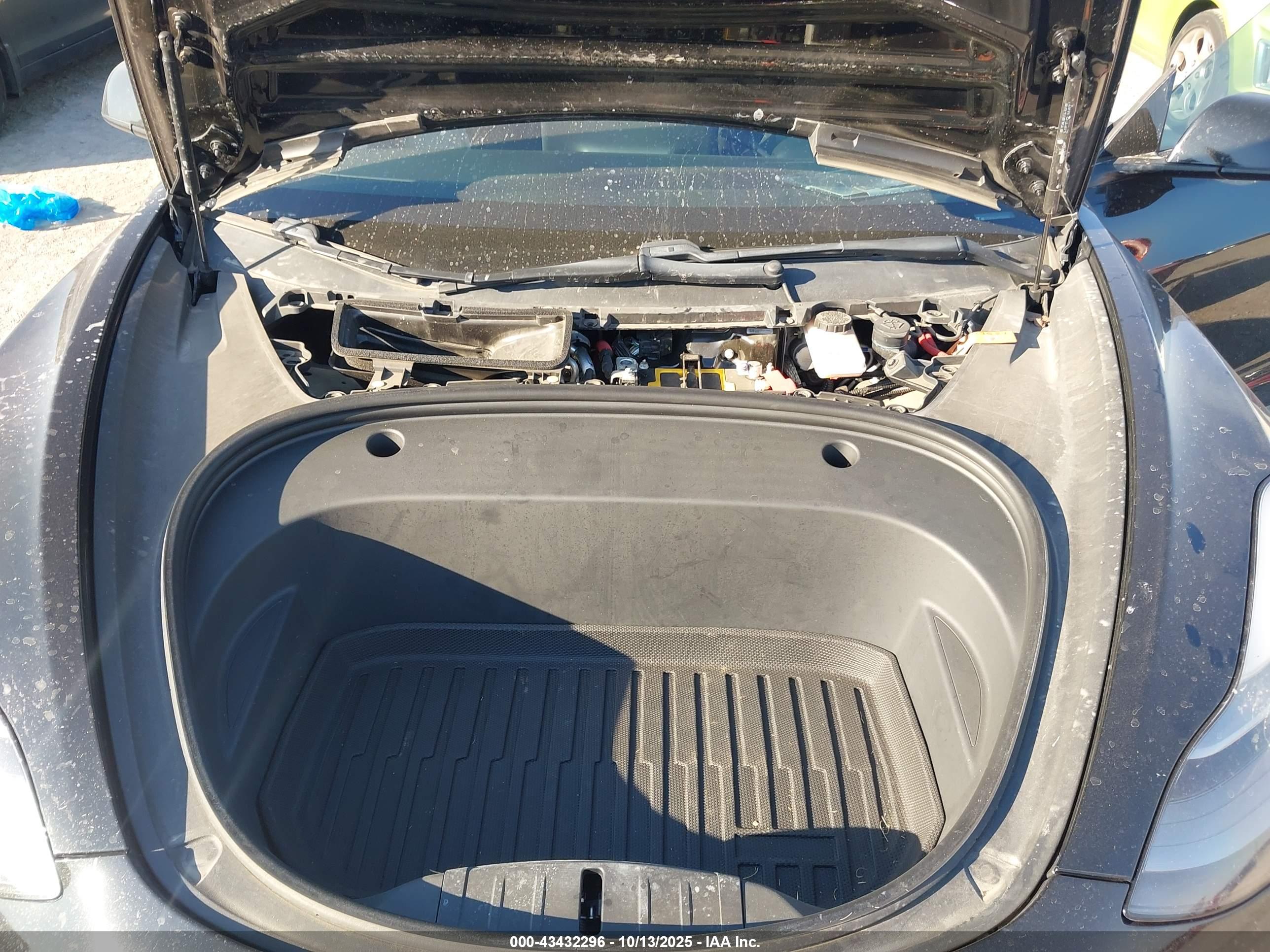 TESLA MODEL image 10