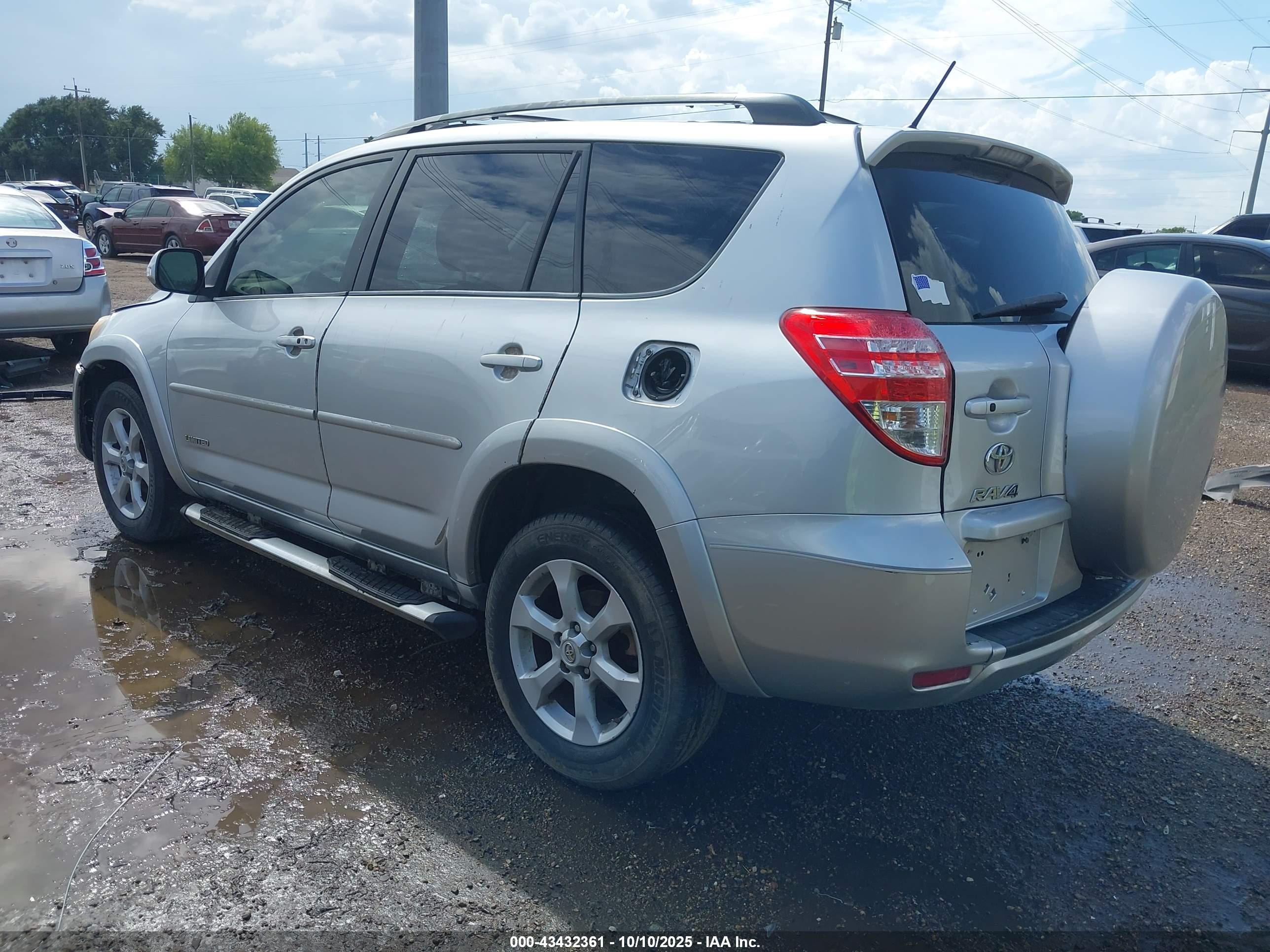 TOYOTA RAV4 image 3