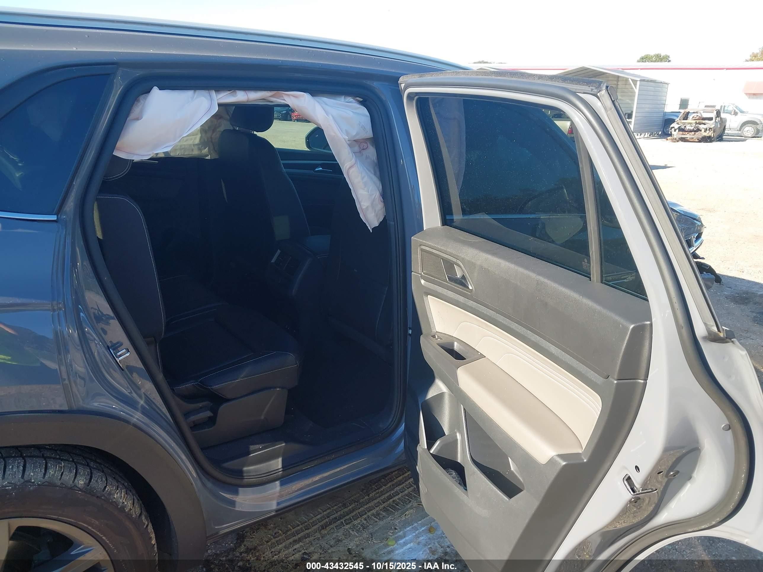 VOLKSWAGEN ATLAS image 8