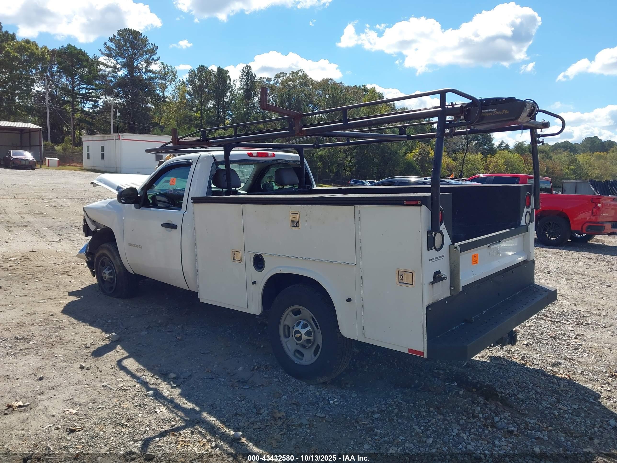 CHEVROLET SILVERADO image 3