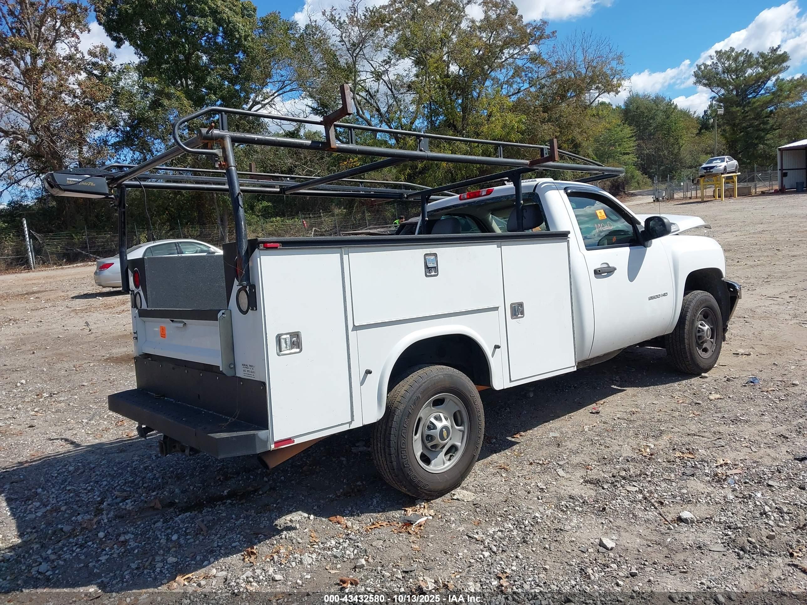 CHEVROLET SILVERADO image 4
