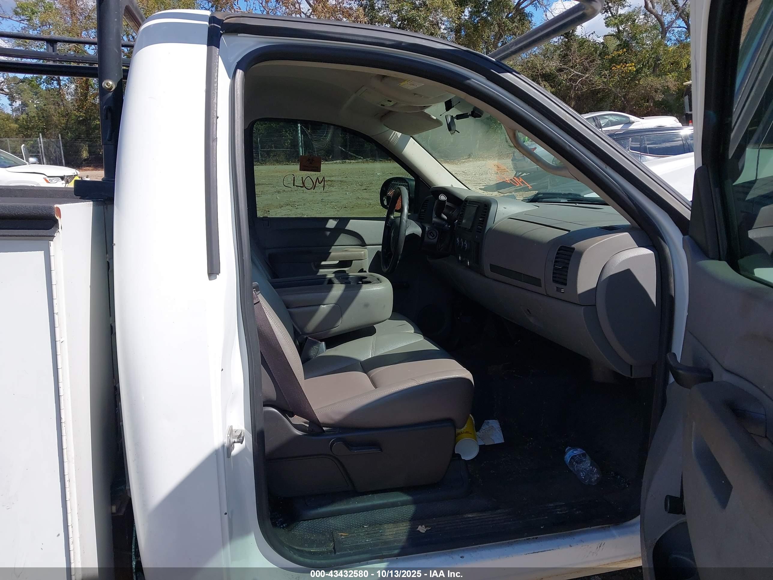 CHEVROLET SILVERADO image 5