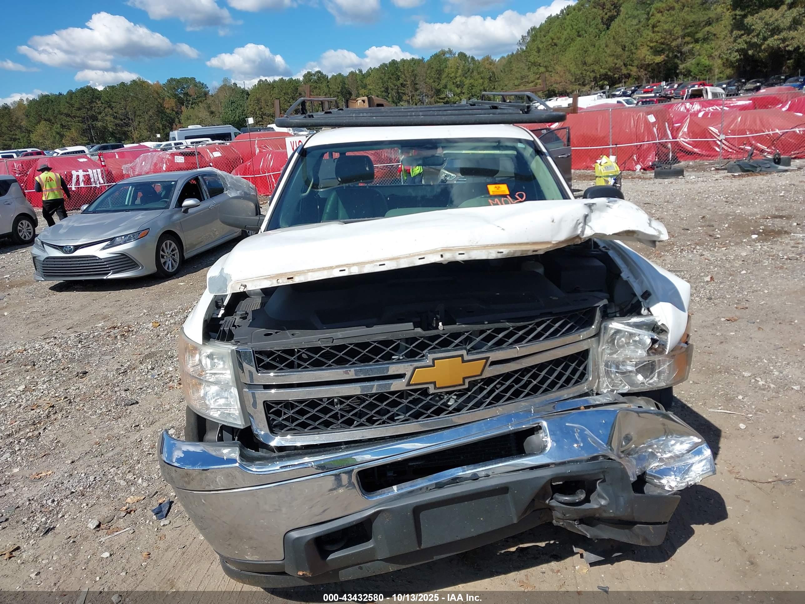 CHEVROLET SILVERADO image 6