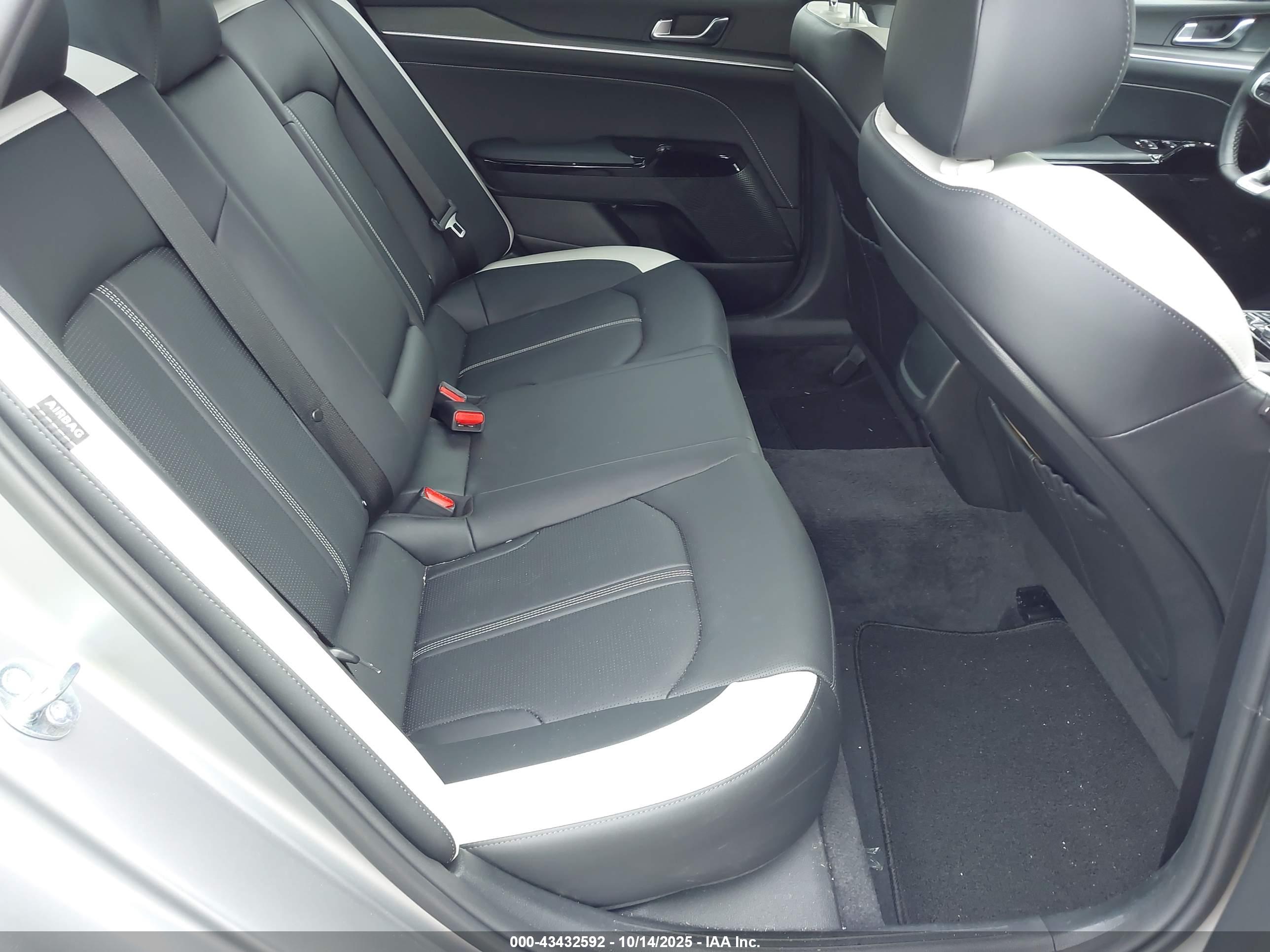 KIA K5 image 8
