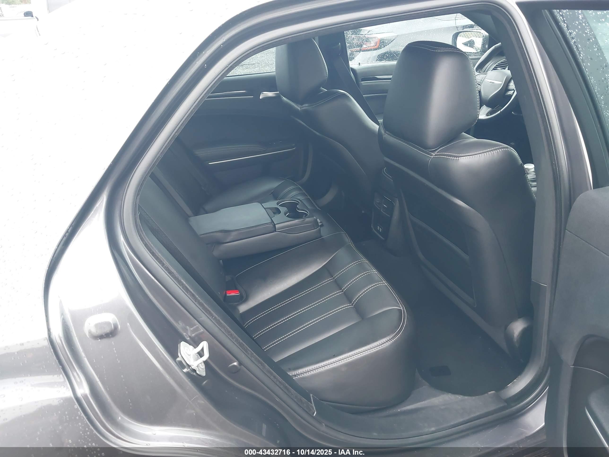 CHRYSLER 300 image 8