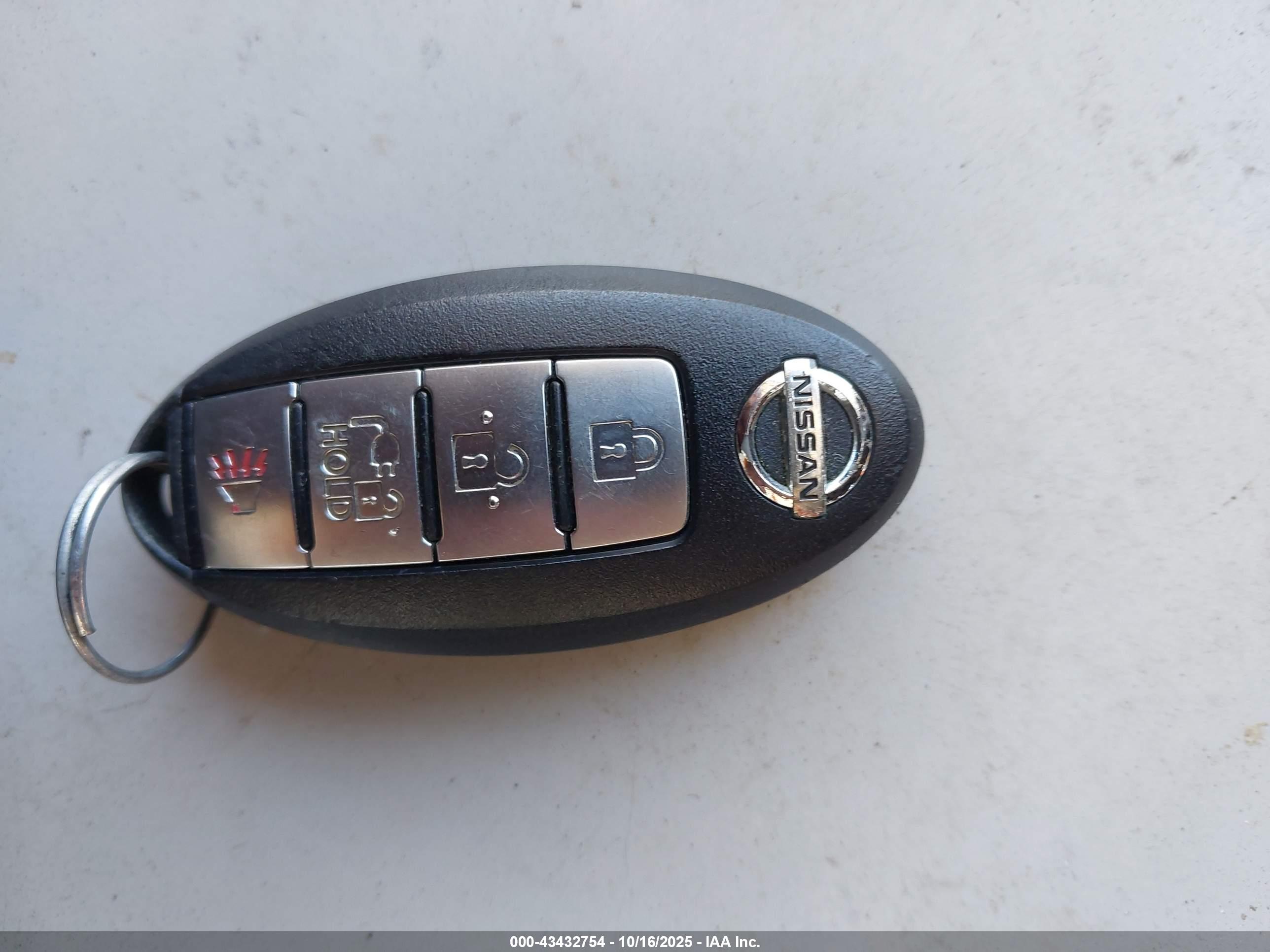 NISSAN LEAF image 11