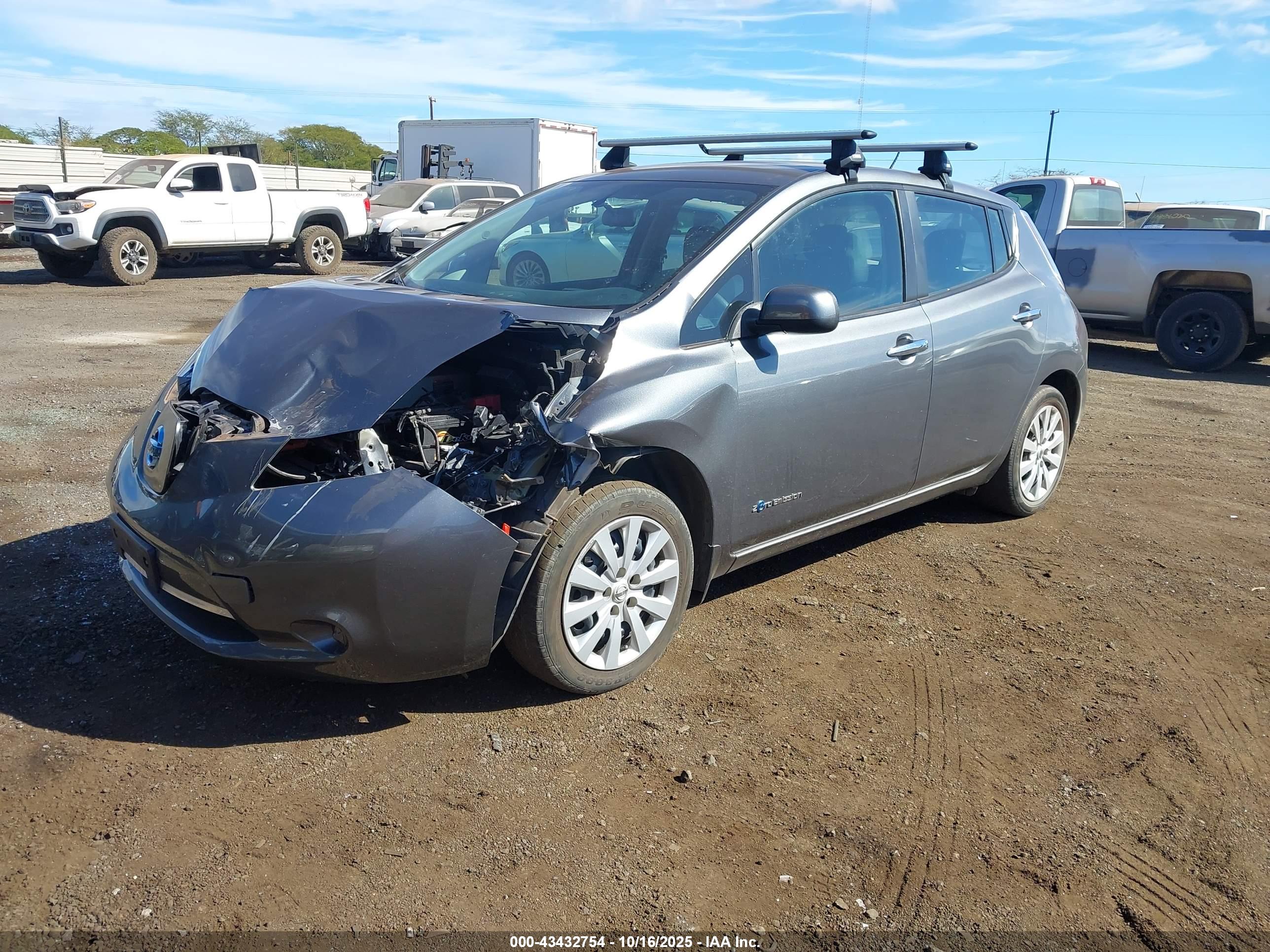 NISSAN LEAF image 2