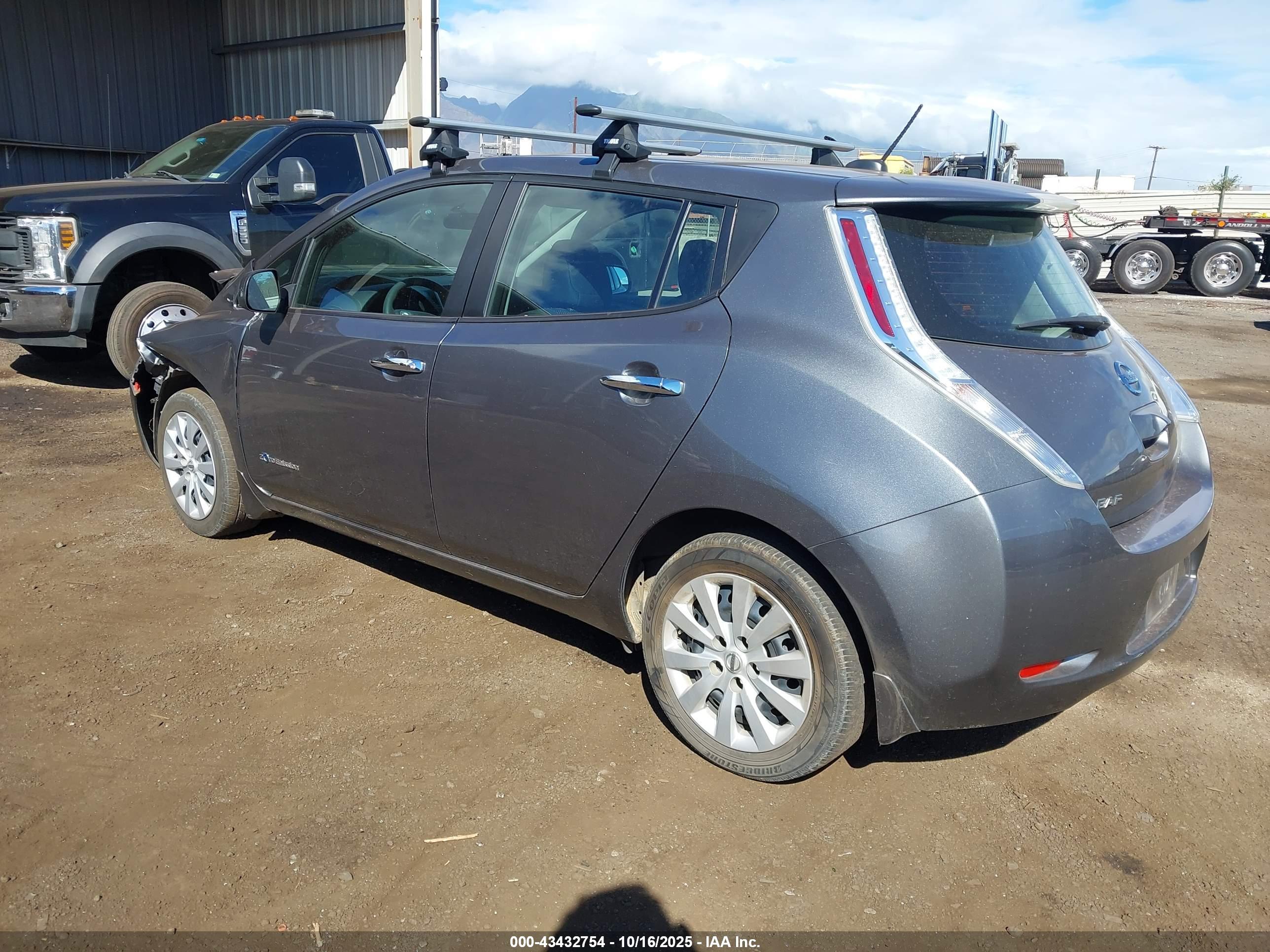 NISSAN LEAF image 3