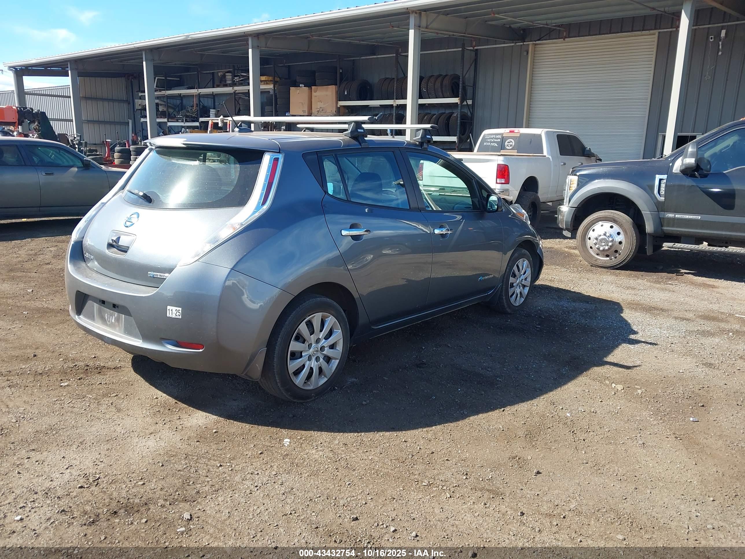 NISSAN LEAF image 4