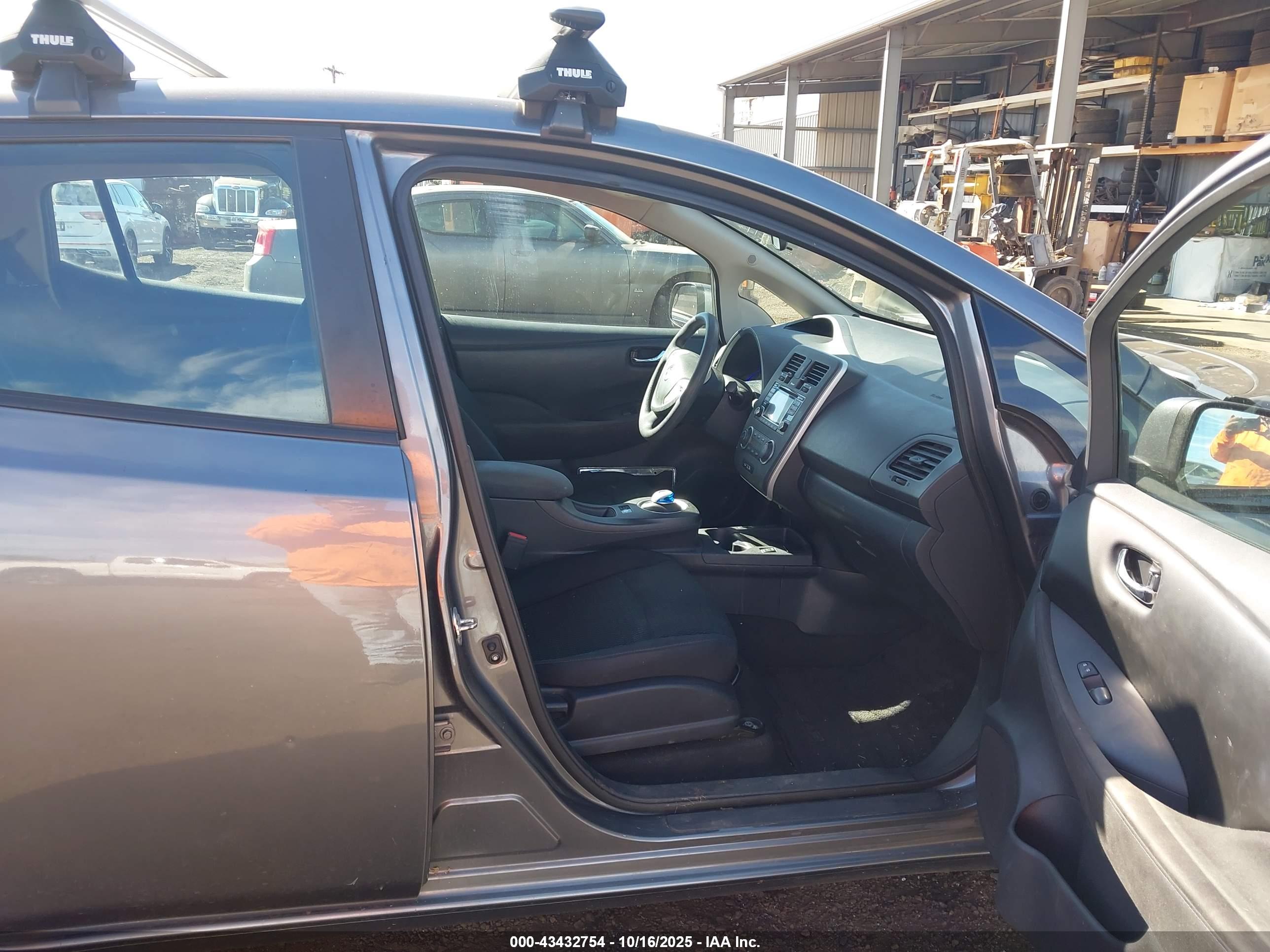 NISSAN LEAF image 5
